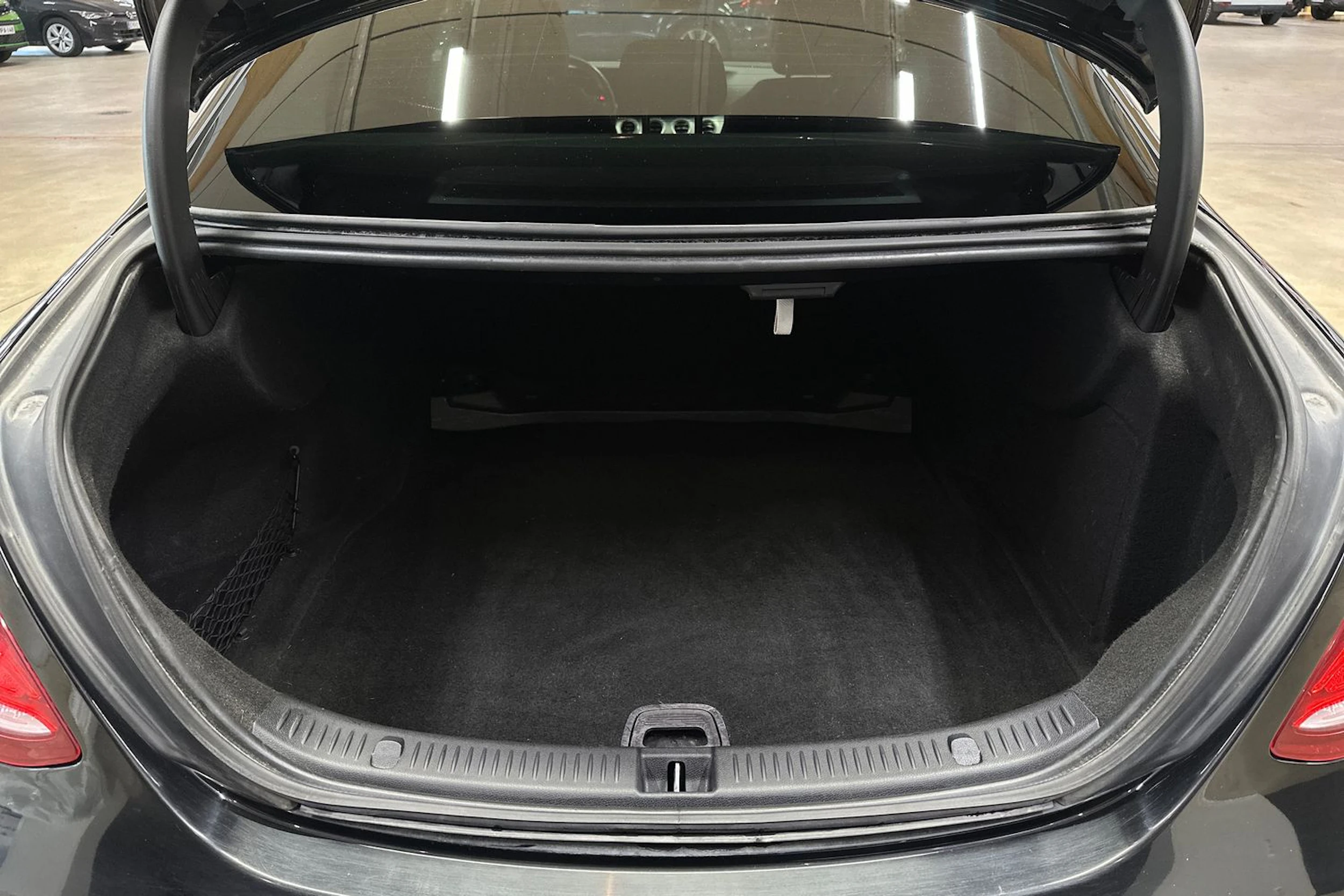 musta Mercedes-Benz E 2016 kuva 26.
