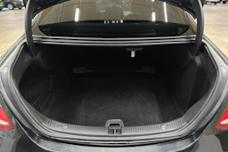 musta Mercedes-Benz E 2016 kuva 26.