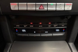 harmaa Mercedes-Benz E 2016 kuva 22.