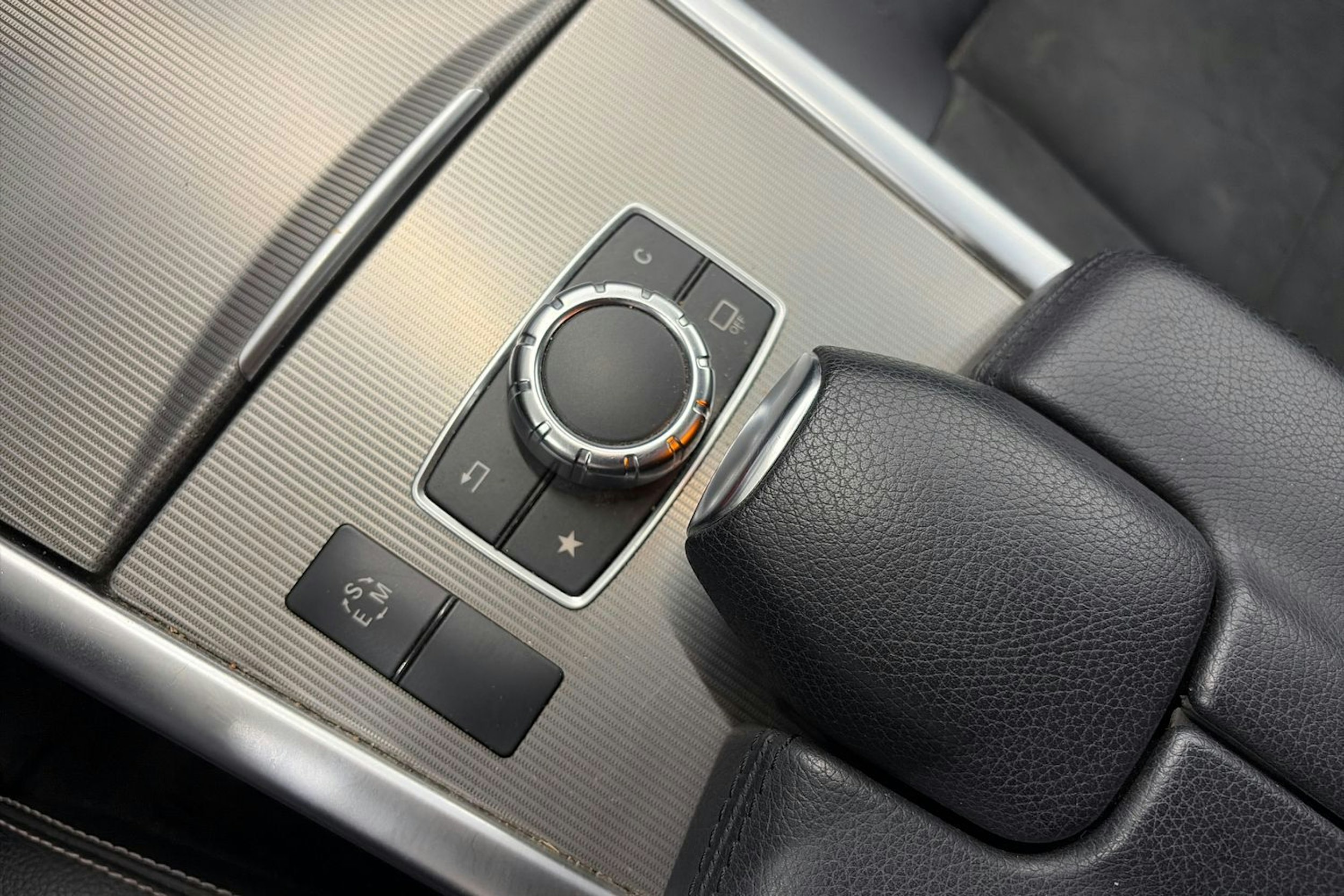 harmaa Mercedes-Benz E 2016 kuva 23.