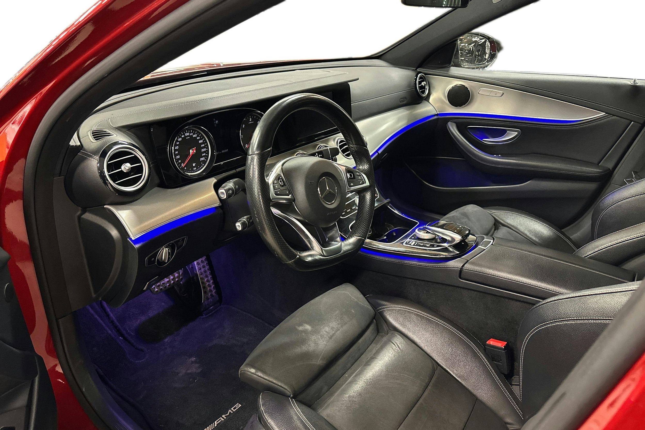 punainen Mercedes-Benz E 2016 kuva 3.