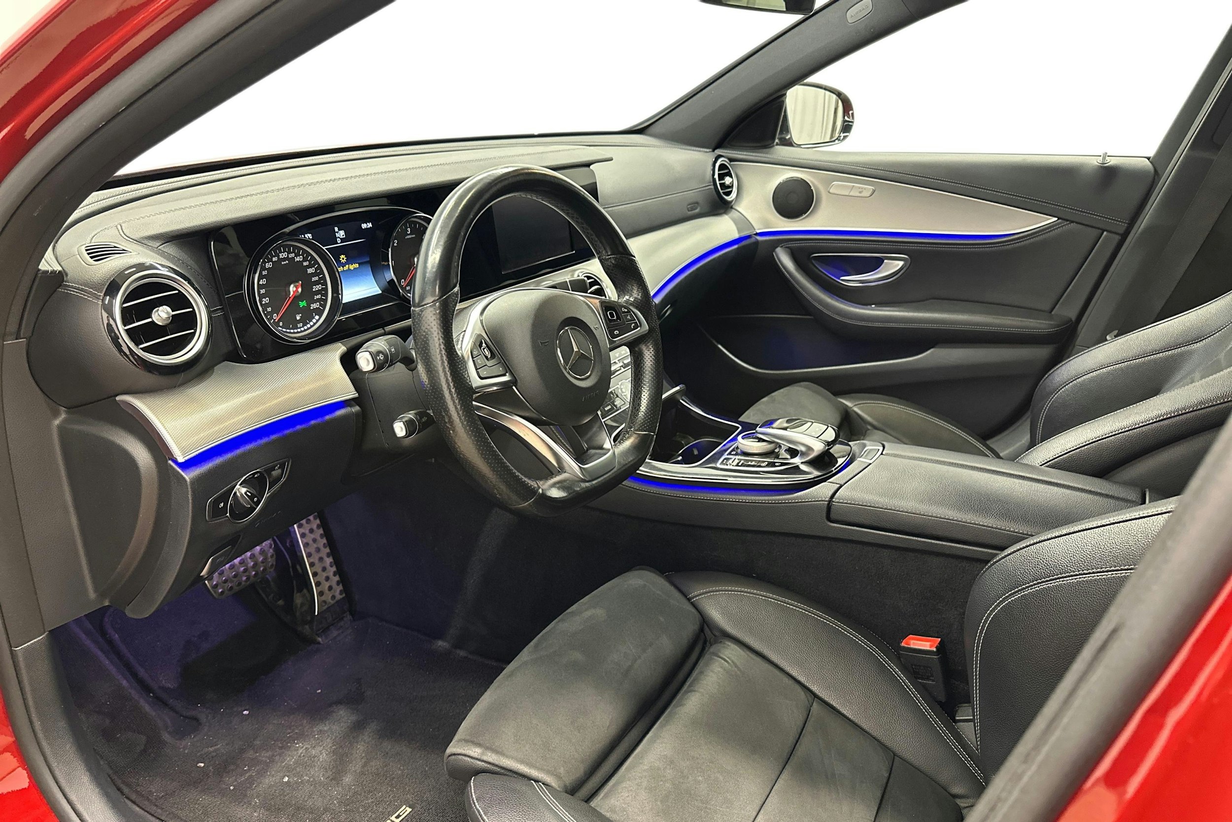 punainen Mercedes-Benz E 2016 kuva 7.