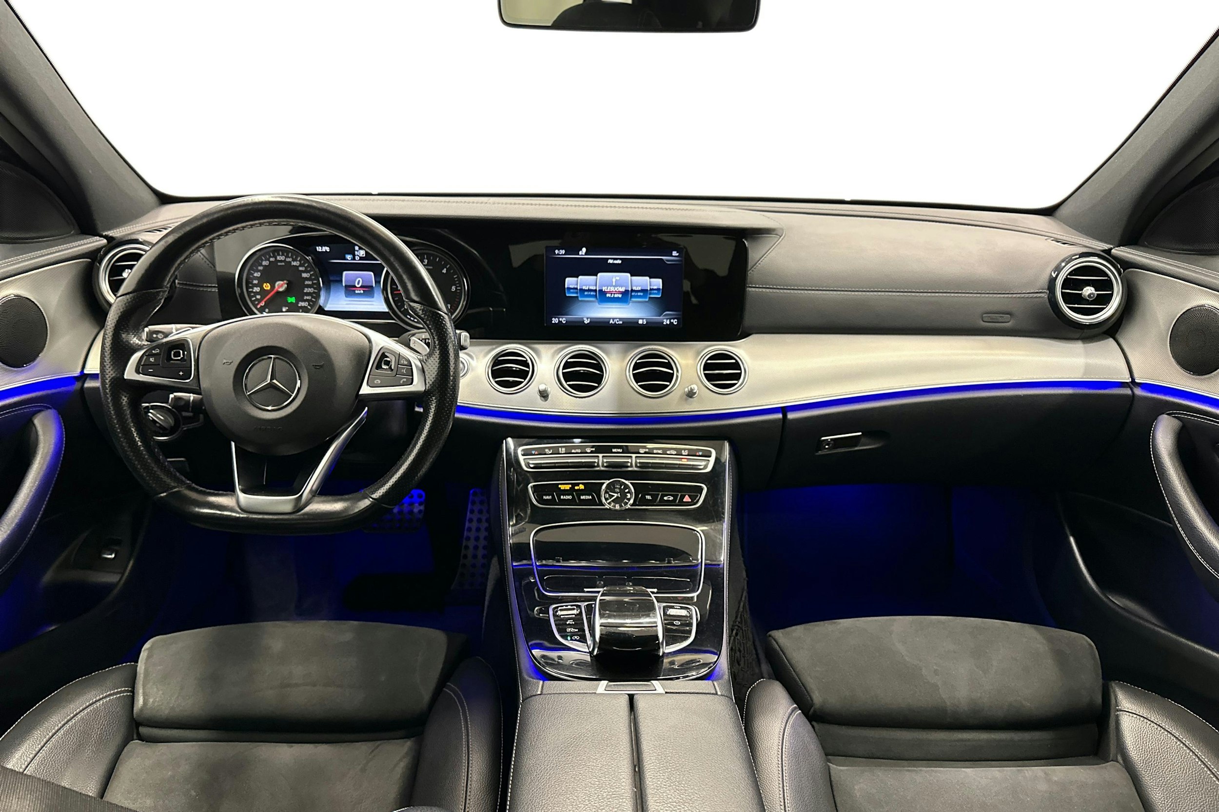 punainen Mercedes-Benz E 2016 kuva 9.