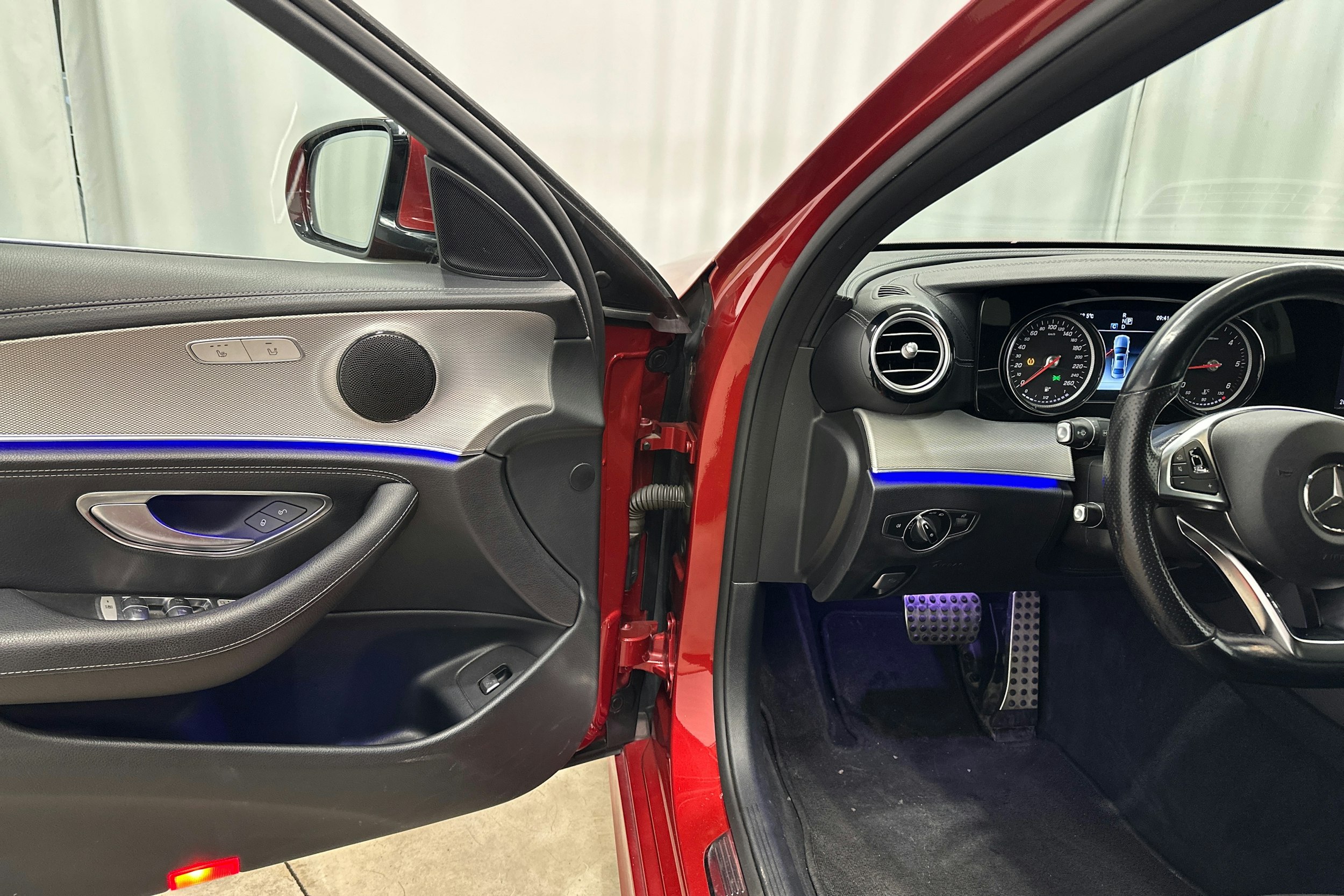 punainen Mercedes-Benz E 2016 kuva 14.