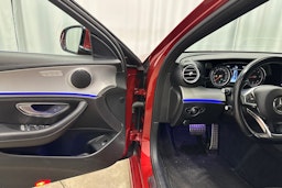 punainen Mercedes-Benz E 2016 kuva 14.