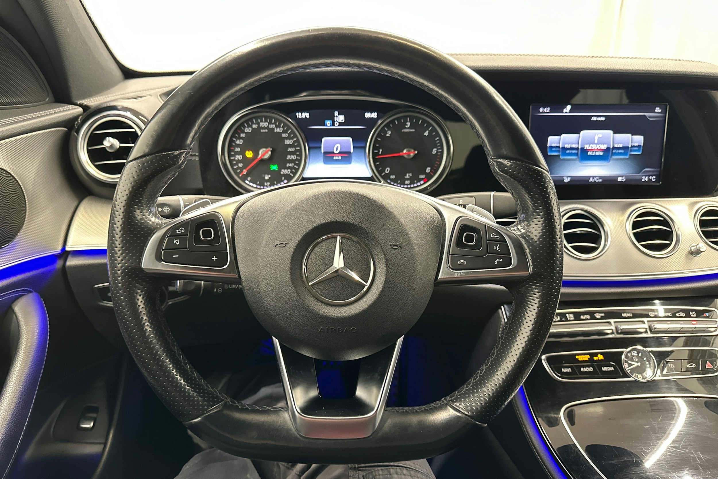 punainen Mercedes-Benz E 2016 kuva 15.