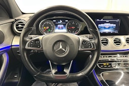 punainen Mercedes-Benz E 2016 kuva 15.
