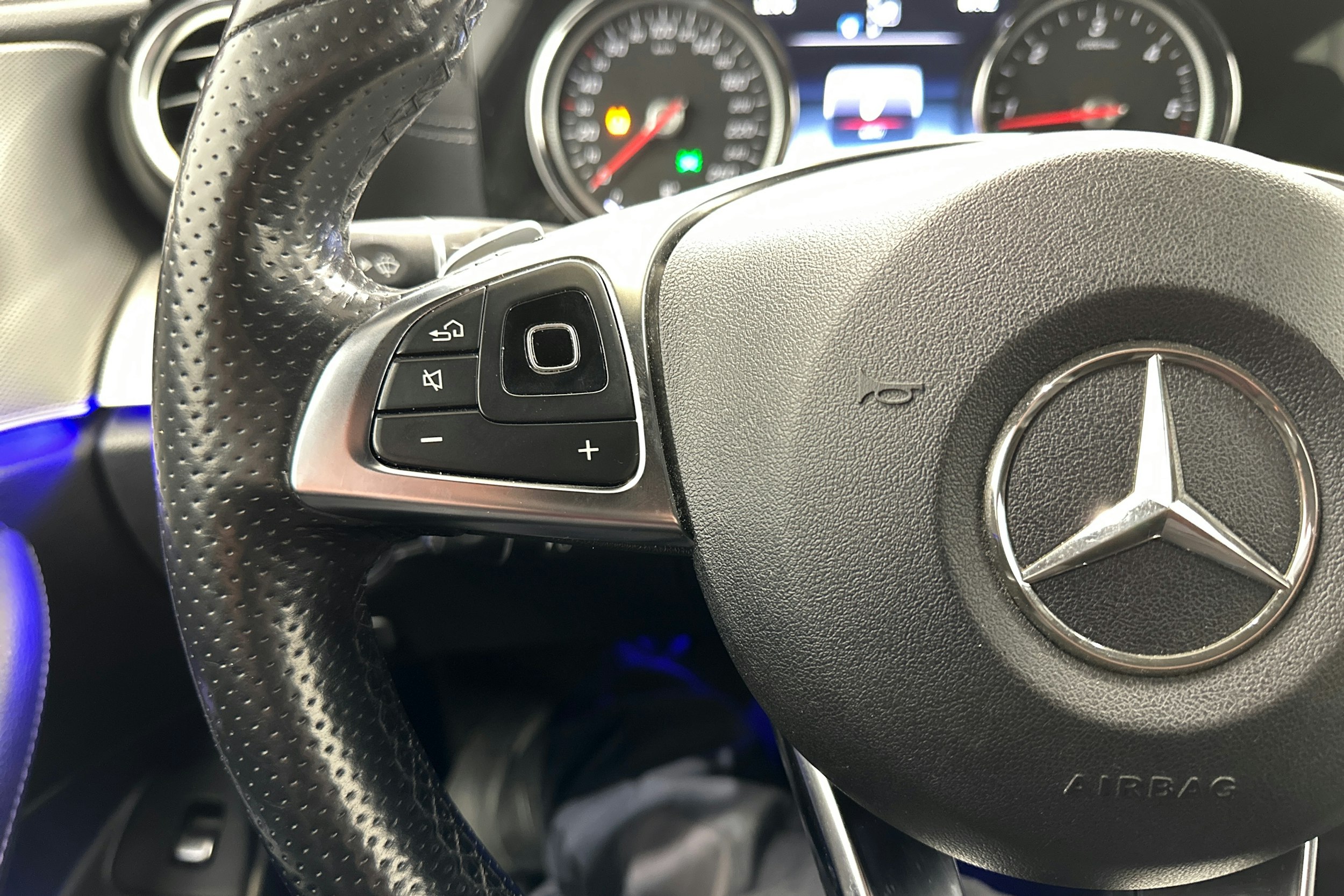 punainen Mercedes-Benz E 2016 kuva 16.