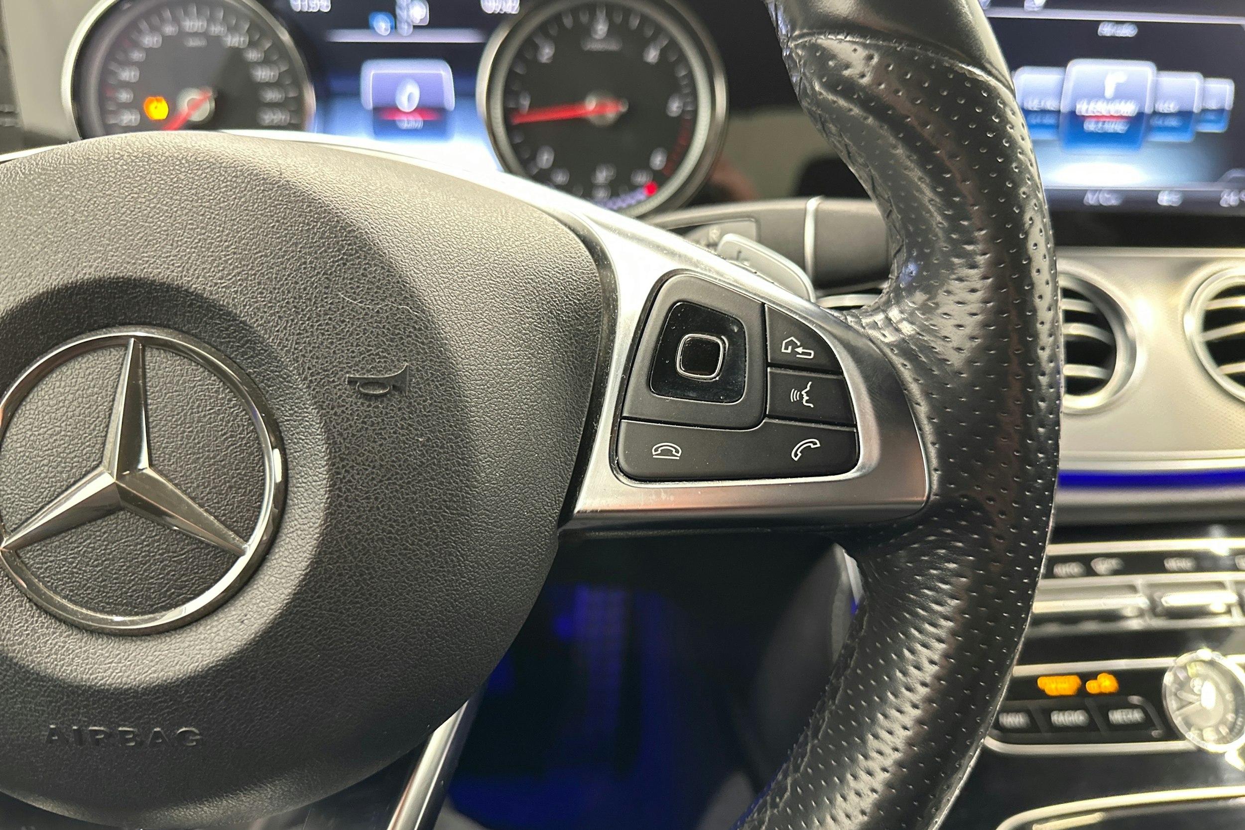 punainen Mercedes-Benz E 2016 kuva 17.