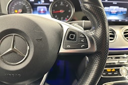 punainen Mercedes-Benz E 2016 kuva 17.