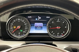 punainen Mercedes-Benz E 2016 kuva 18.