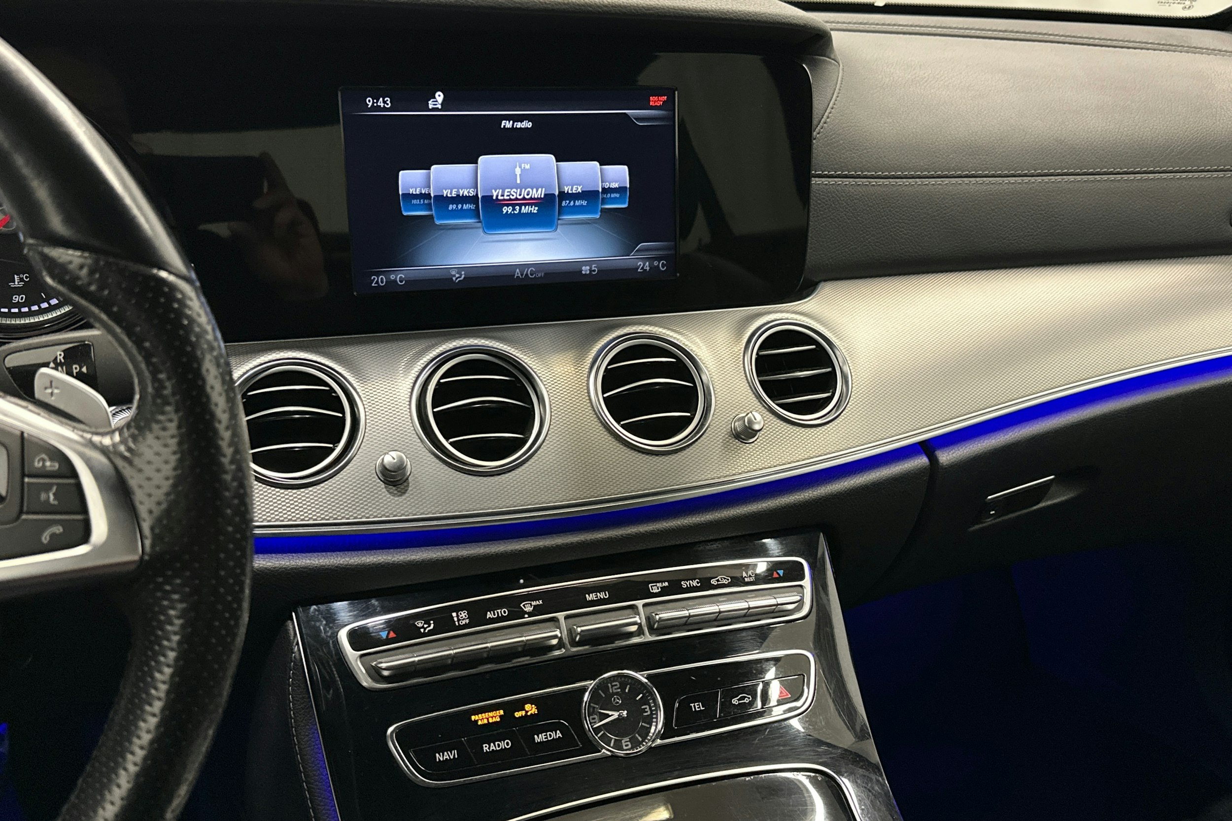 punainen Mercedes-Benz E 2016 kuva 19.