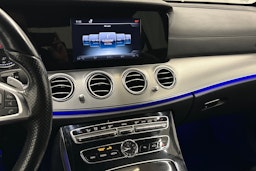 punainen Mercedes-Benz E 2016 kuva 19.