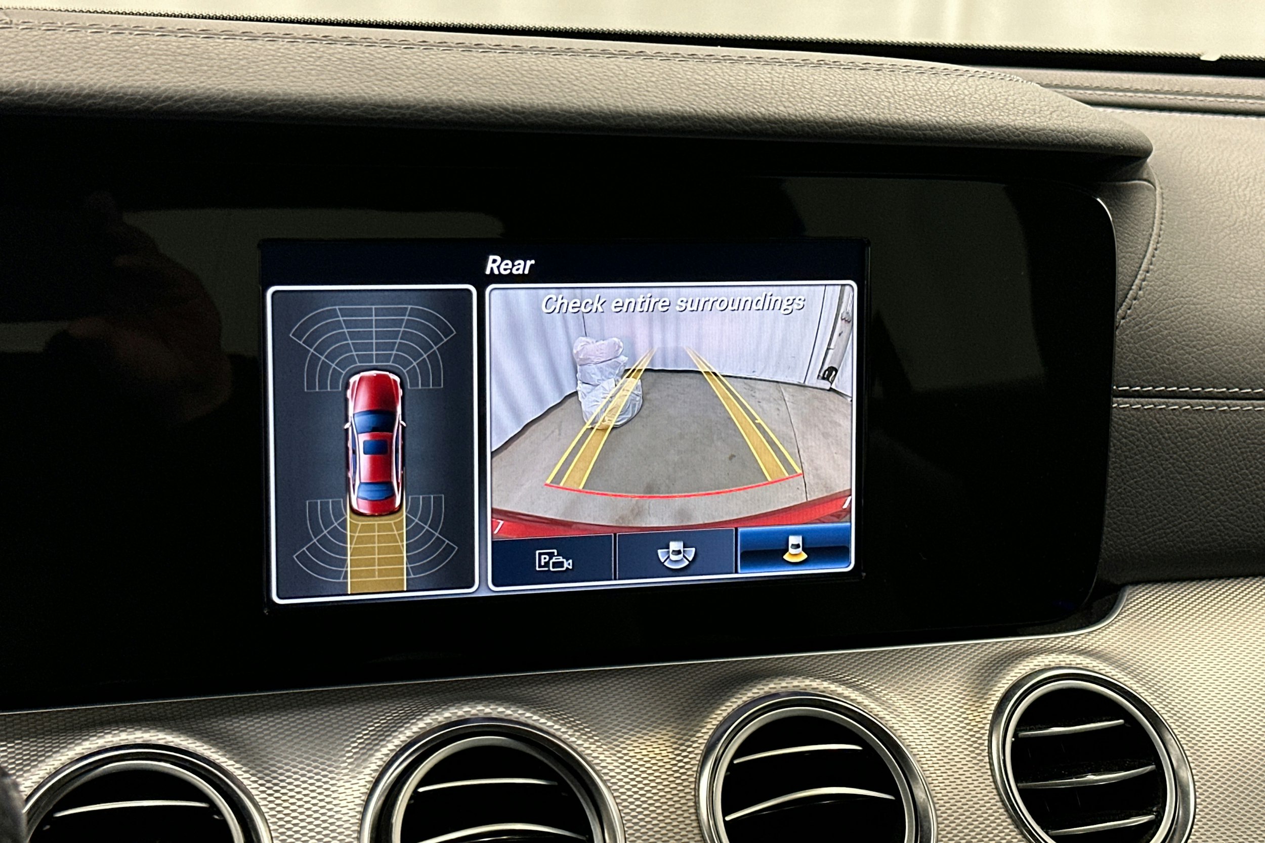 punainen Mercedes-Benz E 2016 kuva 20.