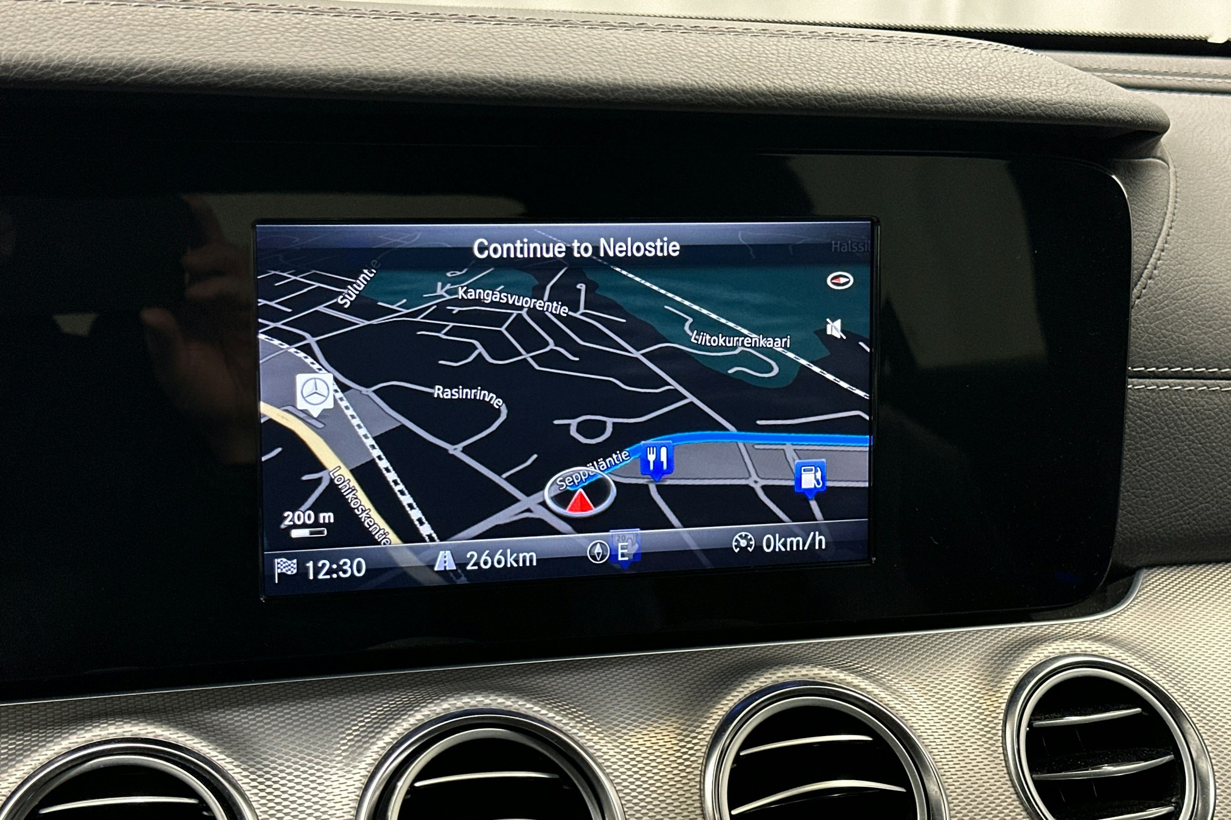 punainen Mercedes-Benz E 2016 kuva 21.