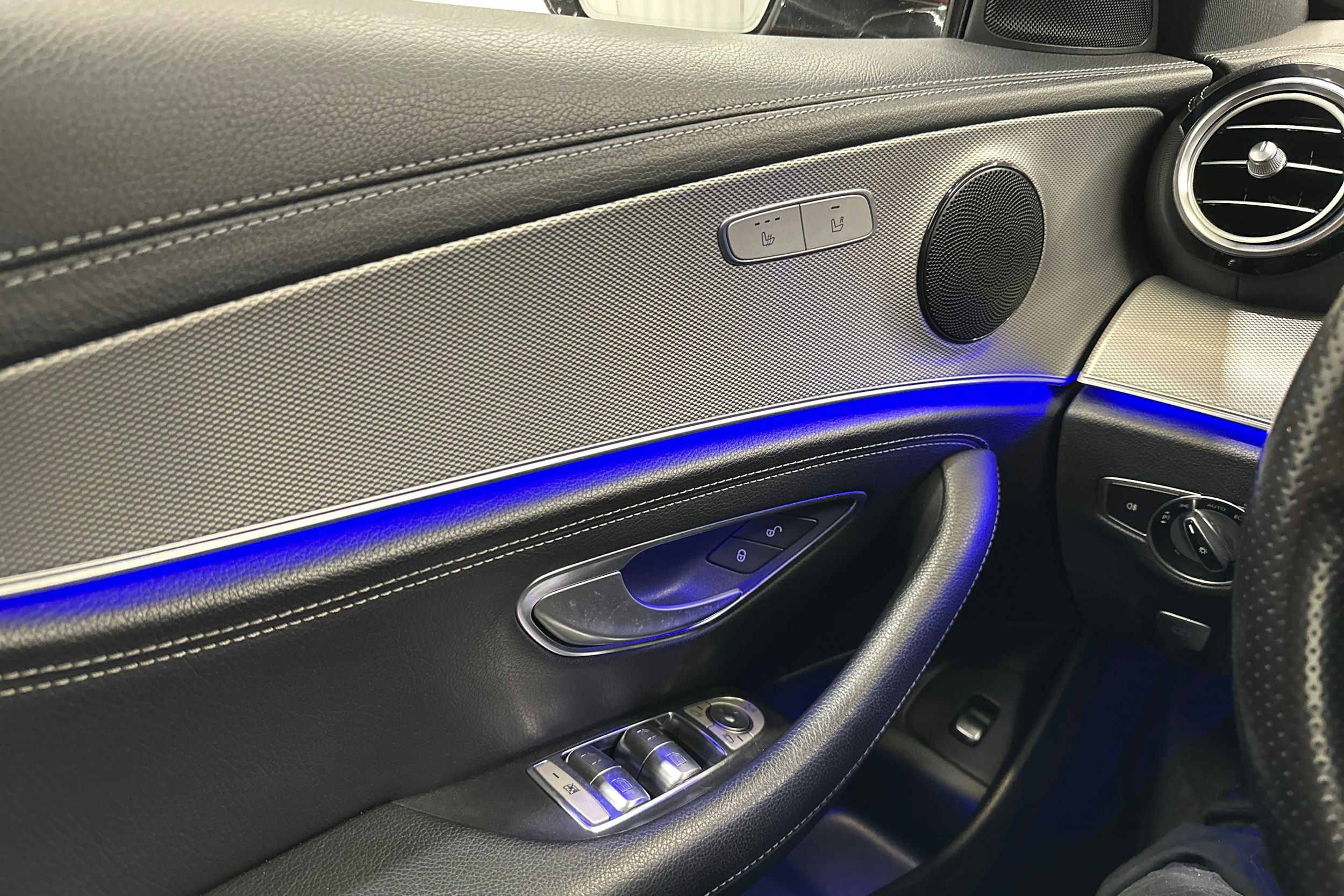 punainen Mercedes-Benz E 2016 kuva 22.