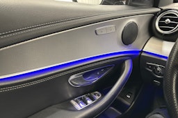 punainen Mercedes-Benz E 2016 kuva 22.