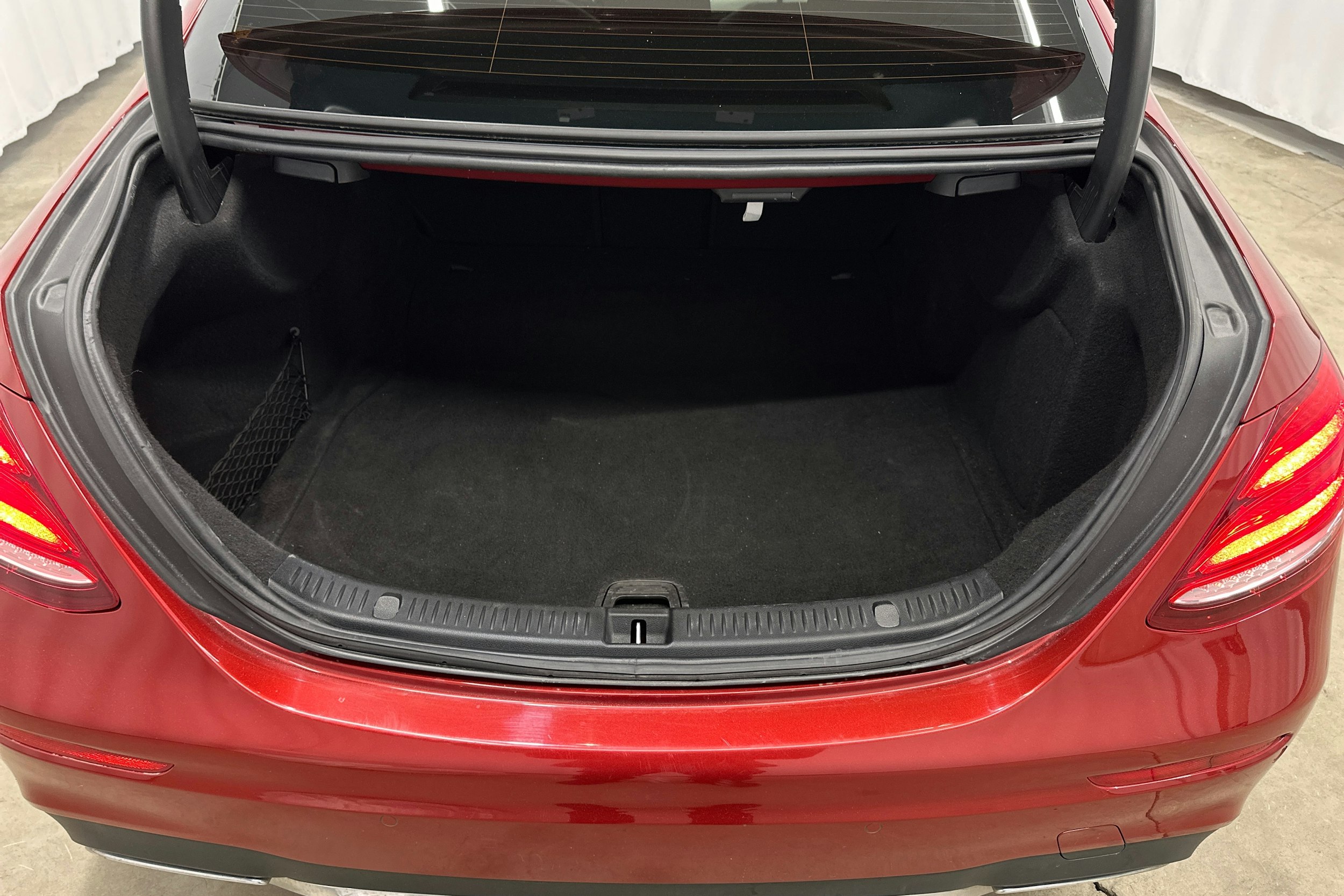 punainen Mercedes-Benz E 2016 kuva 24.