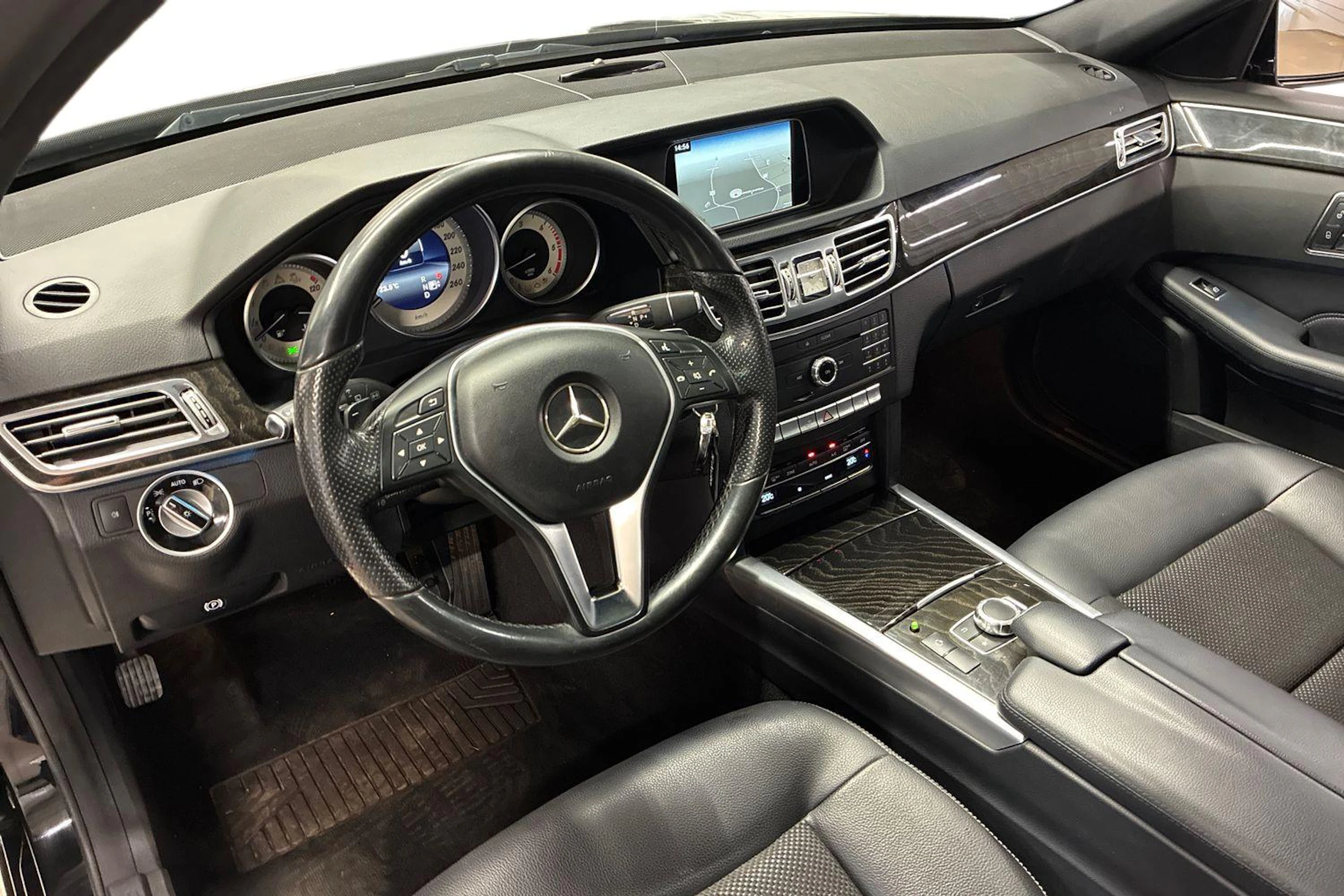 musta Mercedes-Benz E 2016 kuva 6.