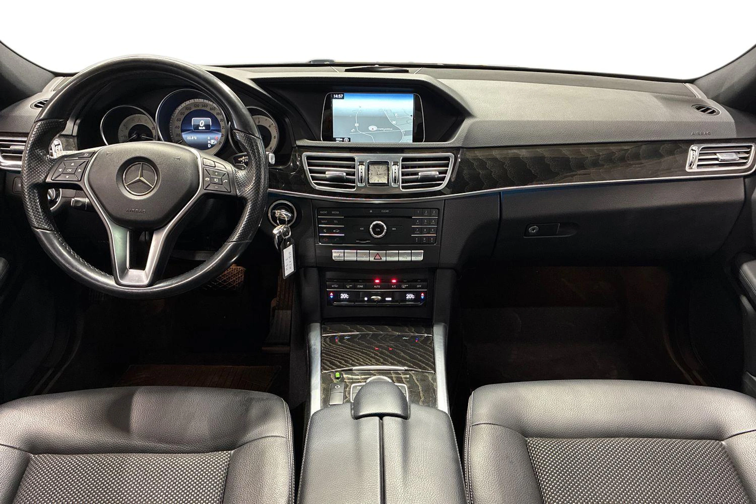 musta Mercedes-Benz E 2016 kuva 7.