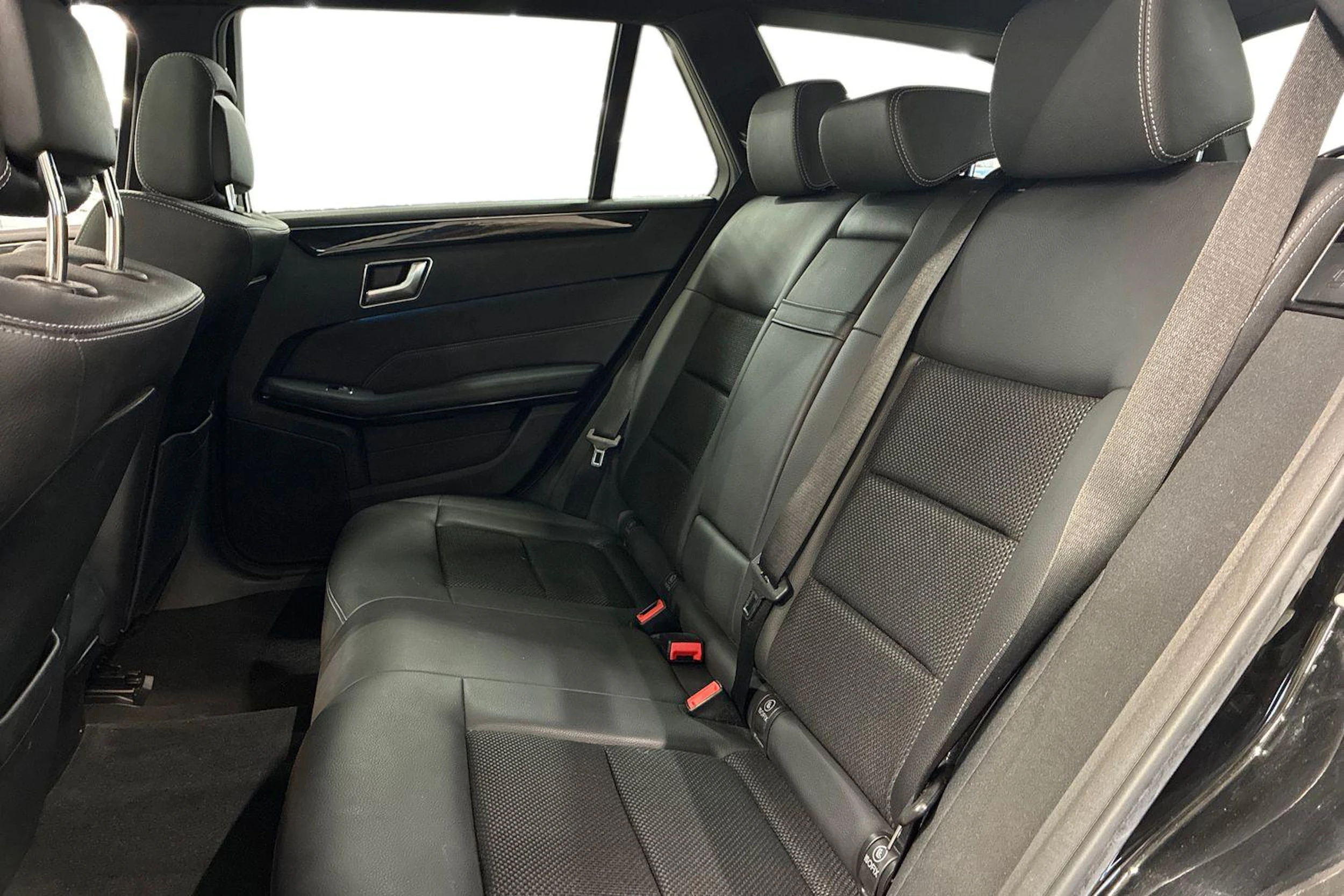 musta Mercedes-Benz E 2016 kuva 8.