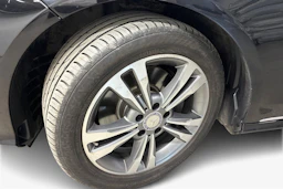 musta Mercedes-Benz E 2016 kuva 9.