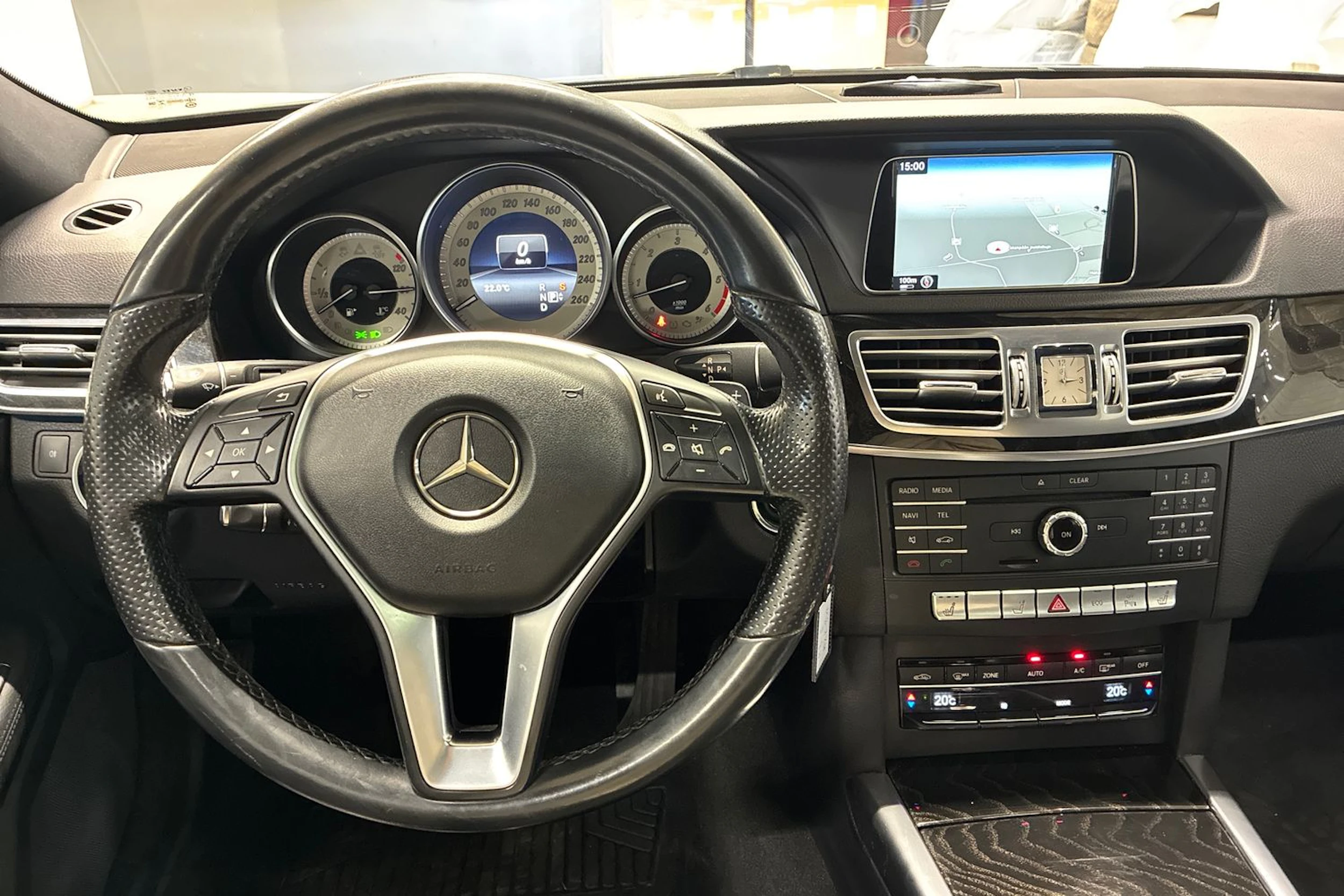 musta Mercedes-Benz E 2016 kuva 11.