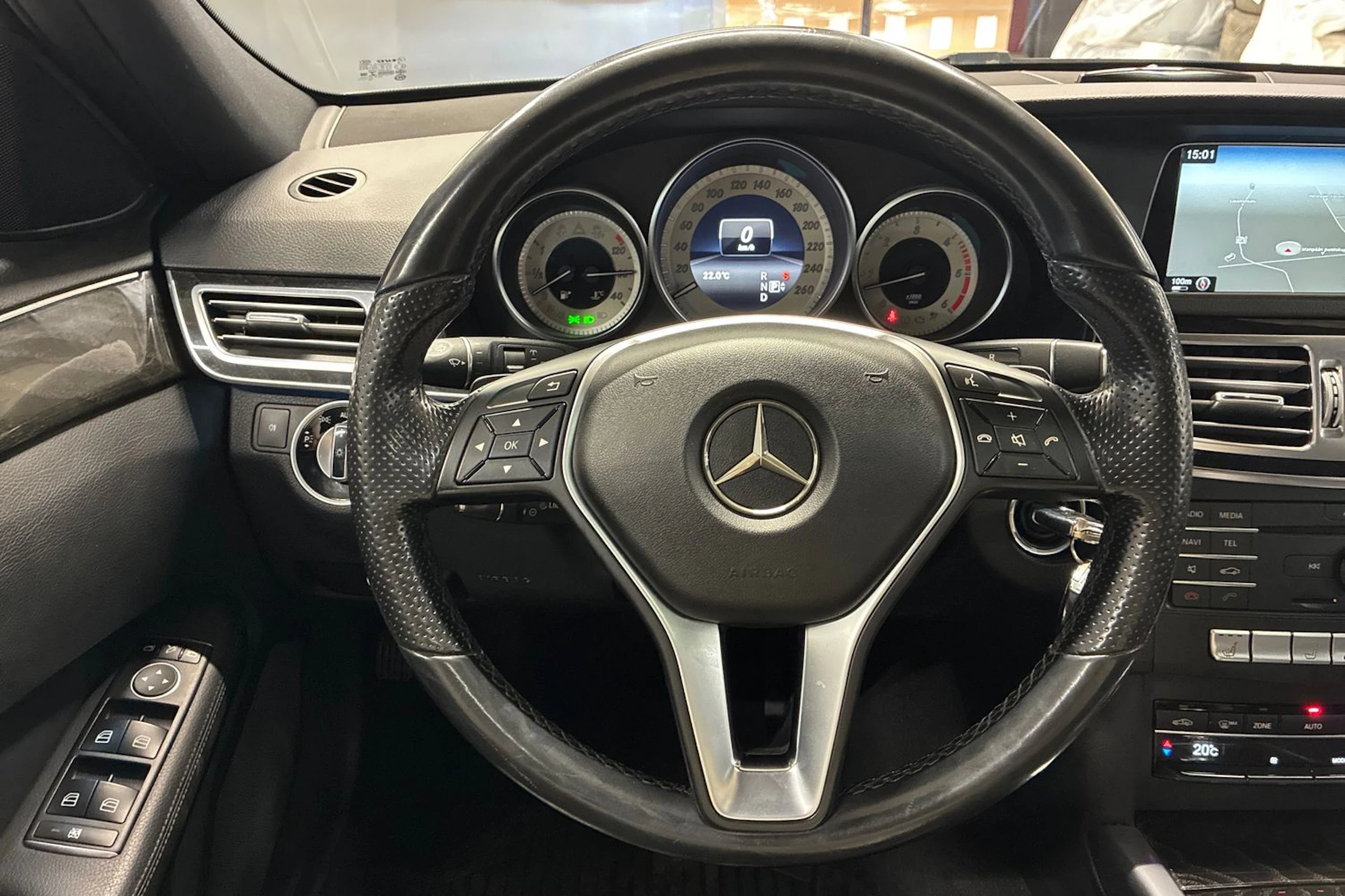 musta Mercedes-Benz E 2016 kuva 12.