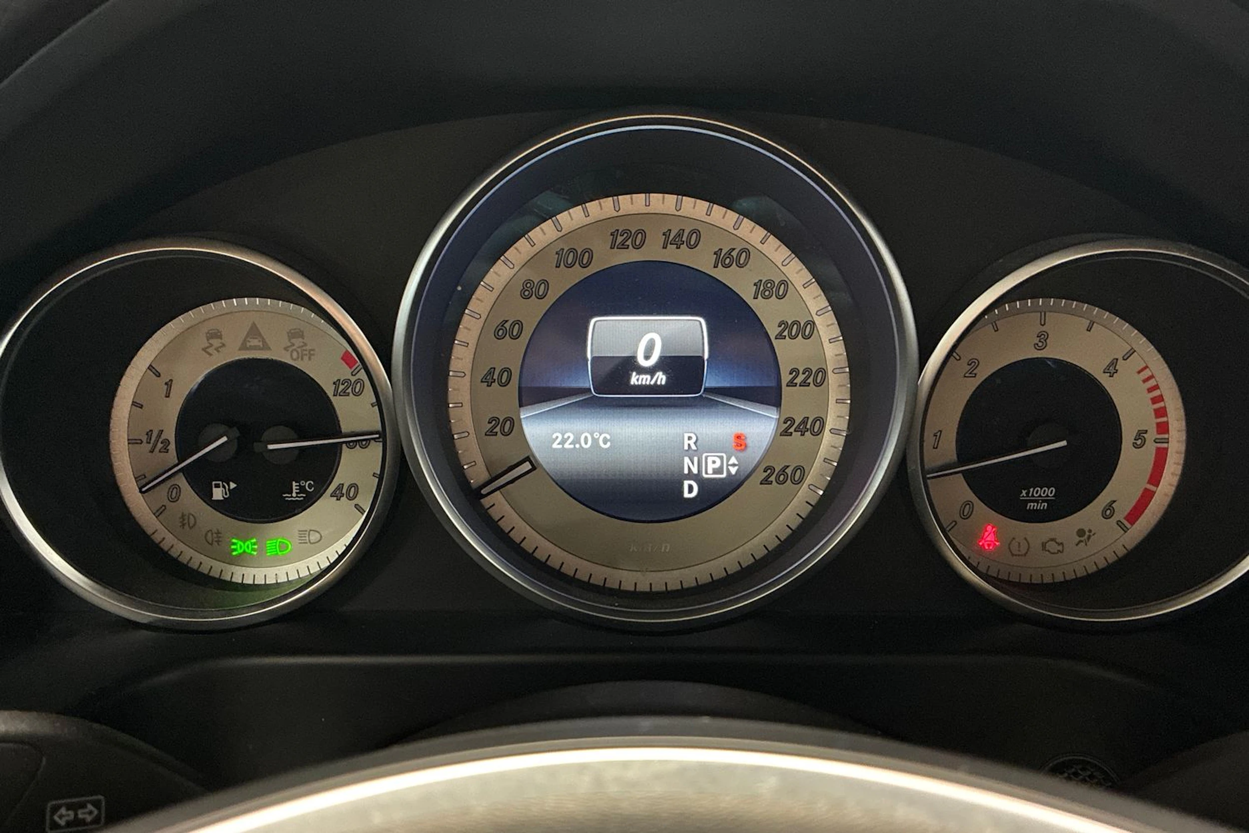 musta Mercedes-Benz E 2016 kuva 13.