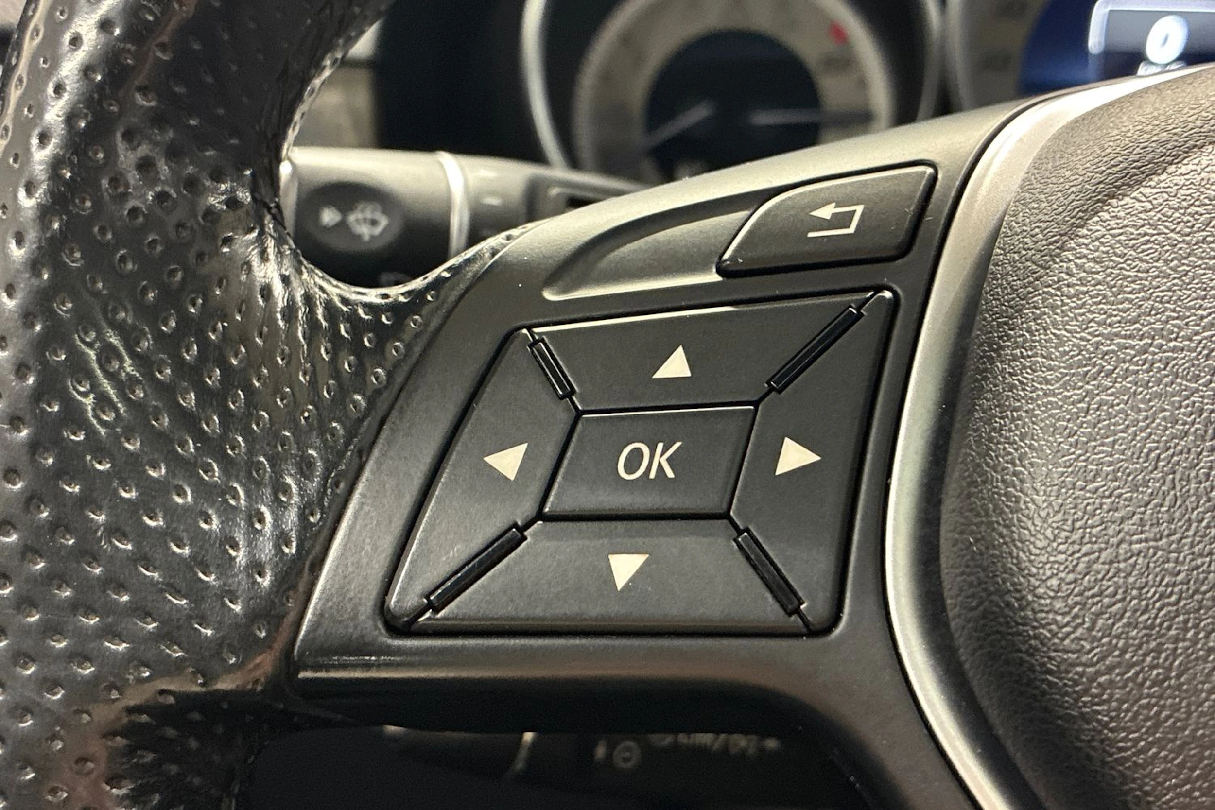 musta Mercedes-Benz E 2016 kuva 14.