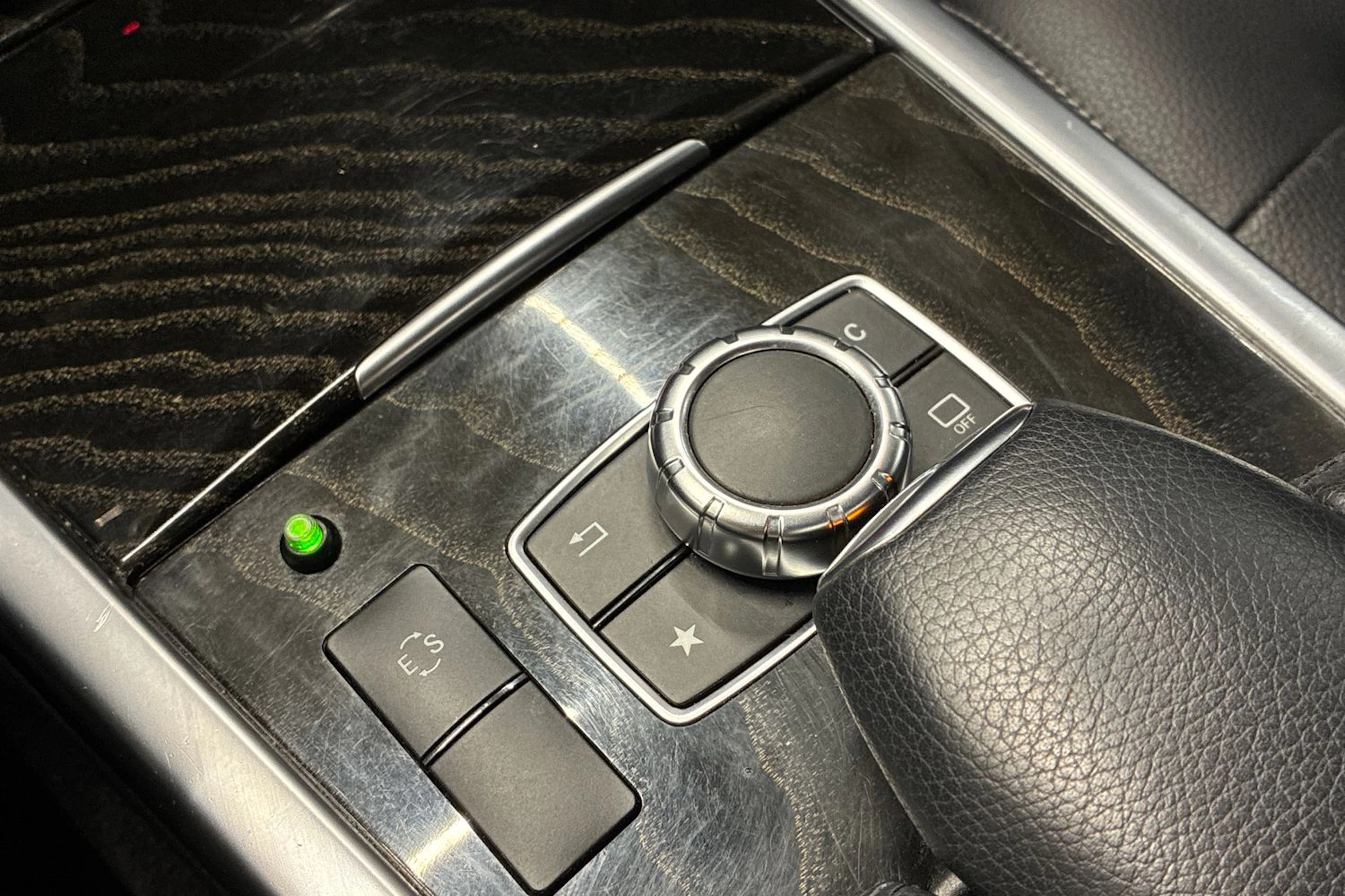 musta Mercedes-Benz E 2016 kuva 17.
