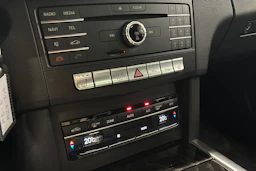 musta Mercedes-Benz E 2016 kuva 18.