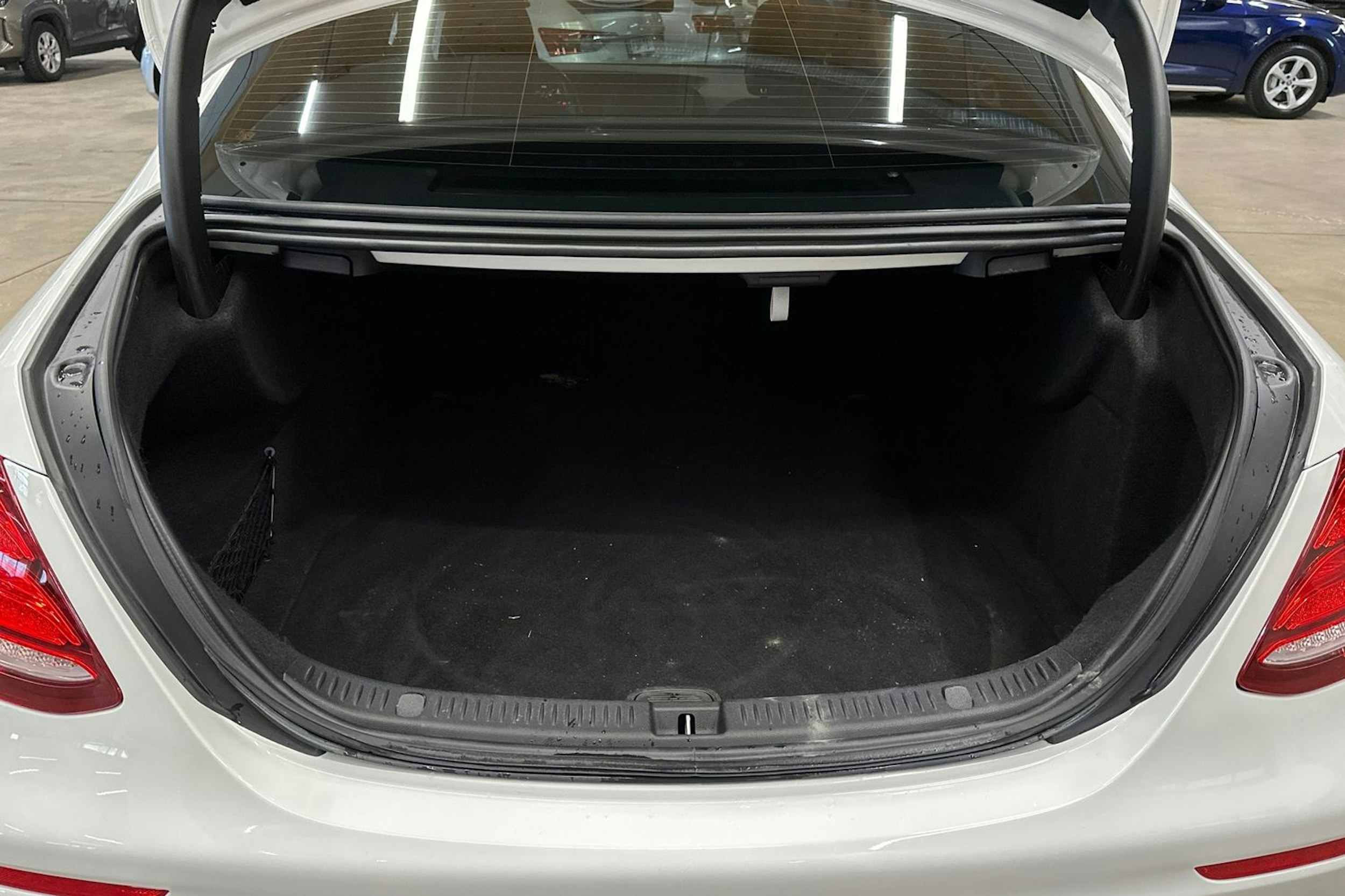 valkoinen Mercedes-Benz E 2016 kuva 28.