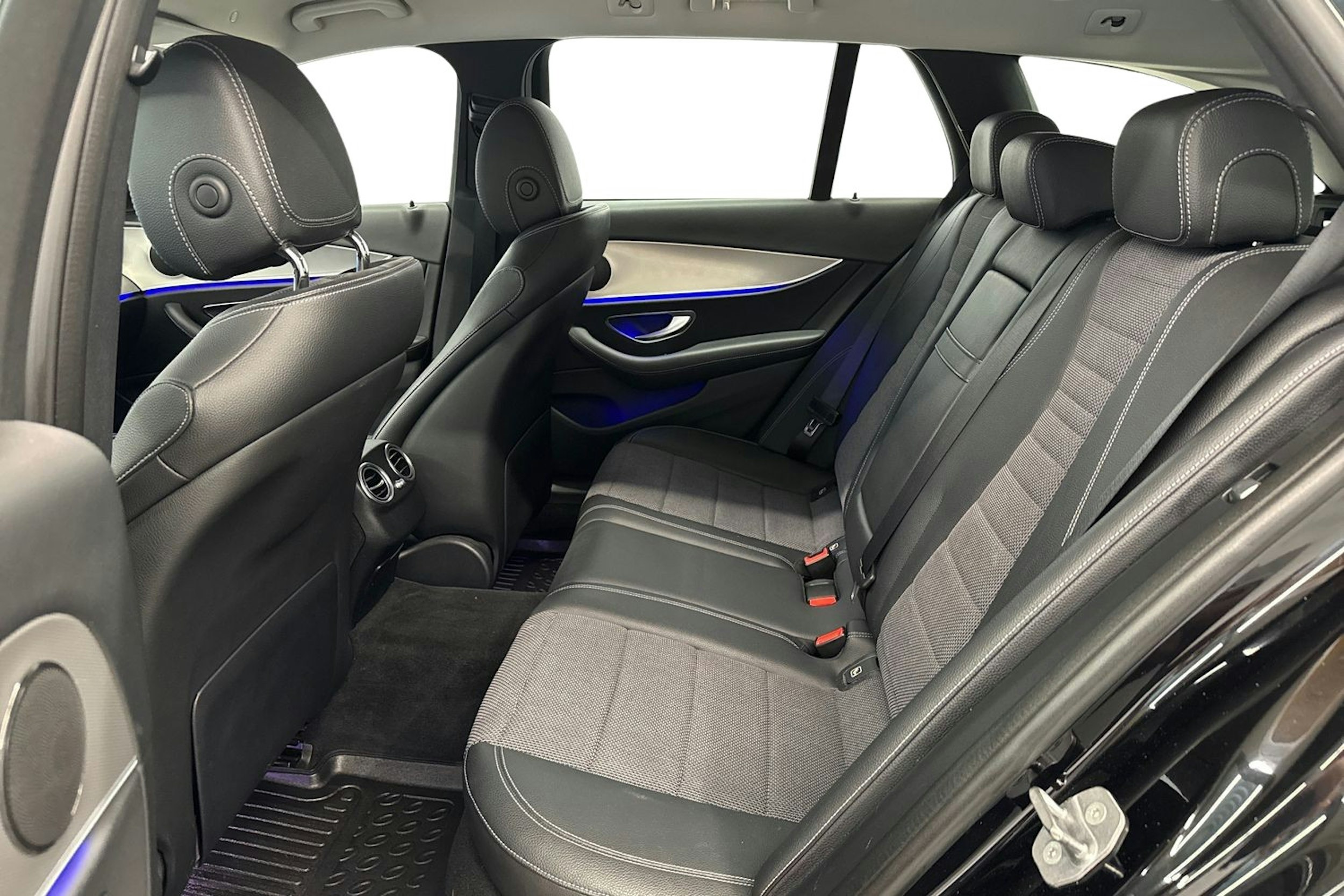 musta Mercedes-Benz E 2016 kuva 10.