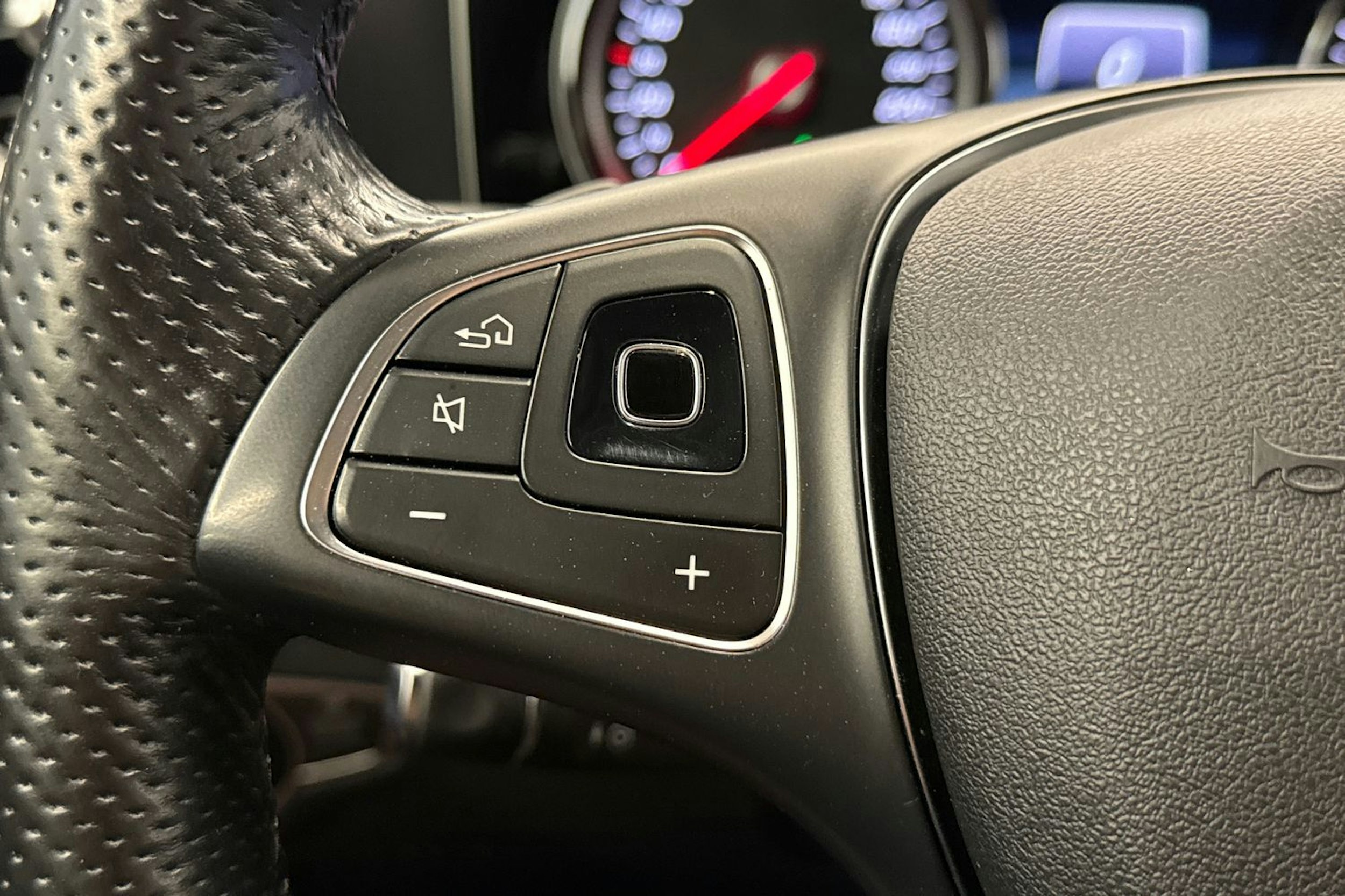 musta Mercedes-Benz E 2016 kuva 15.
