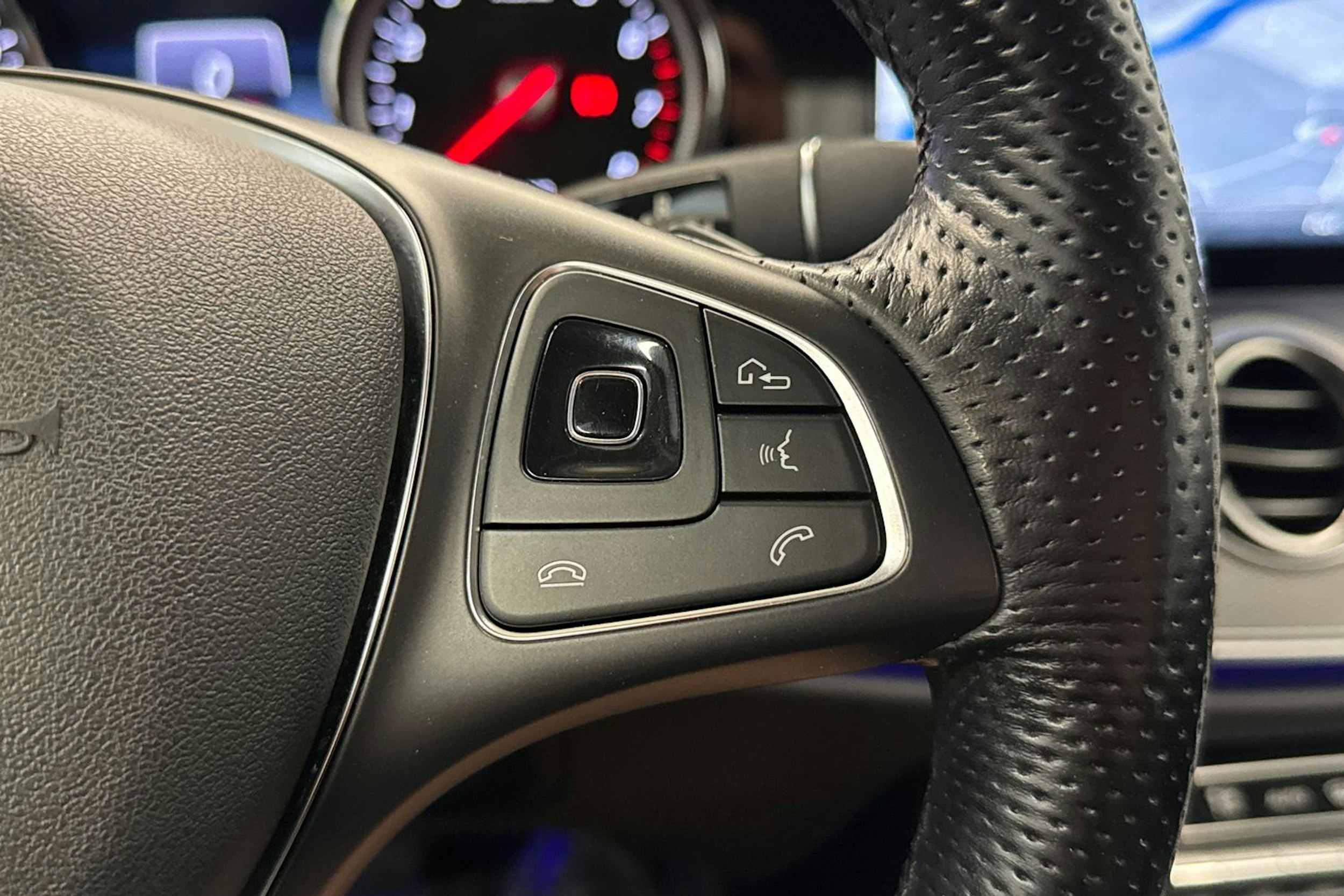 musta Mercedes-Benz E 2016 kuva 16.