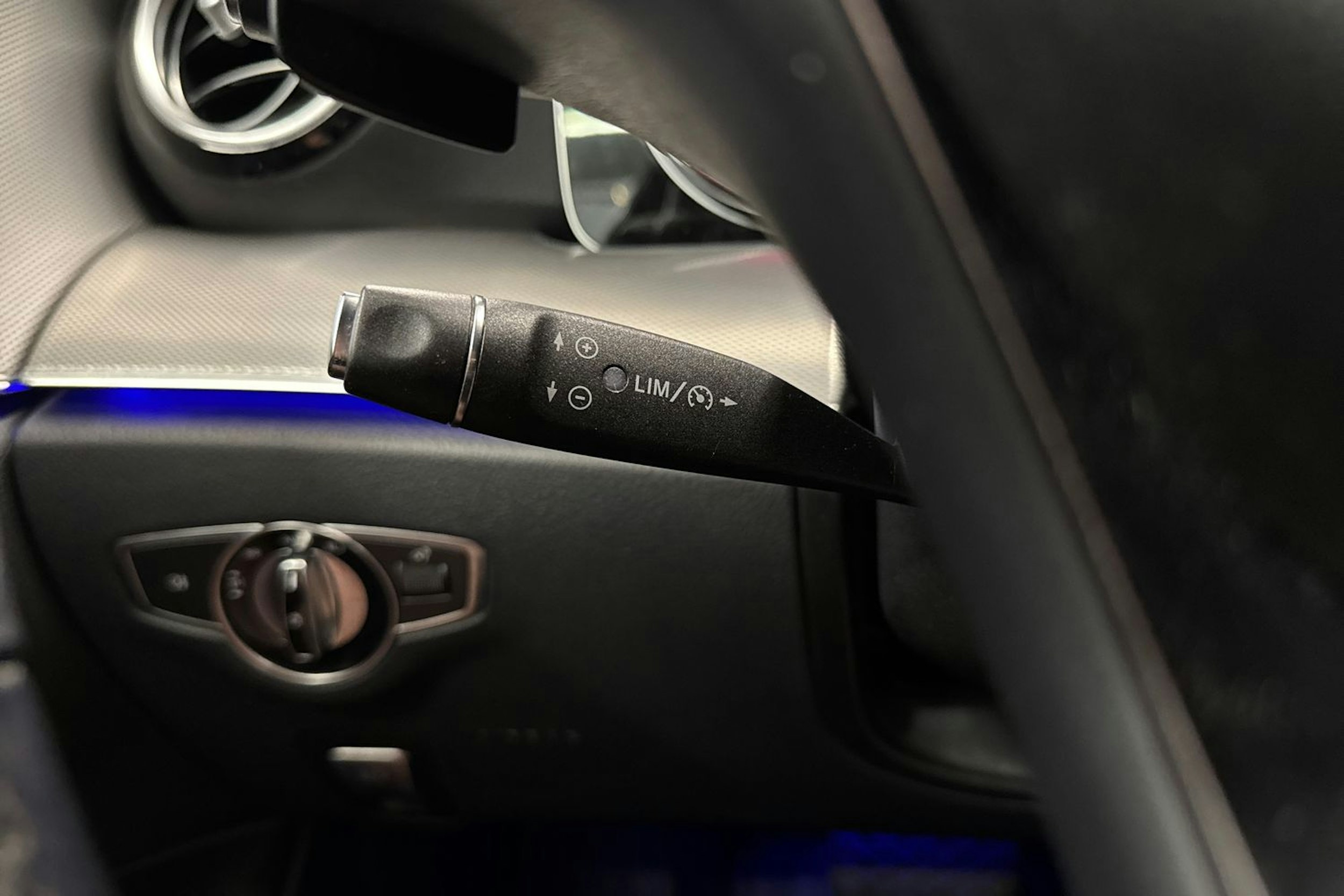 musta Mercedes-Benz E 2016 kuva 17.