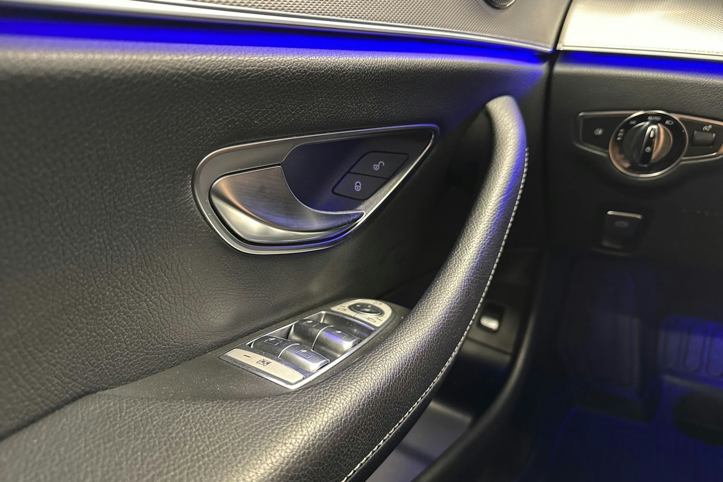 musta Mercedes-Benz E 2016 kuva 18.