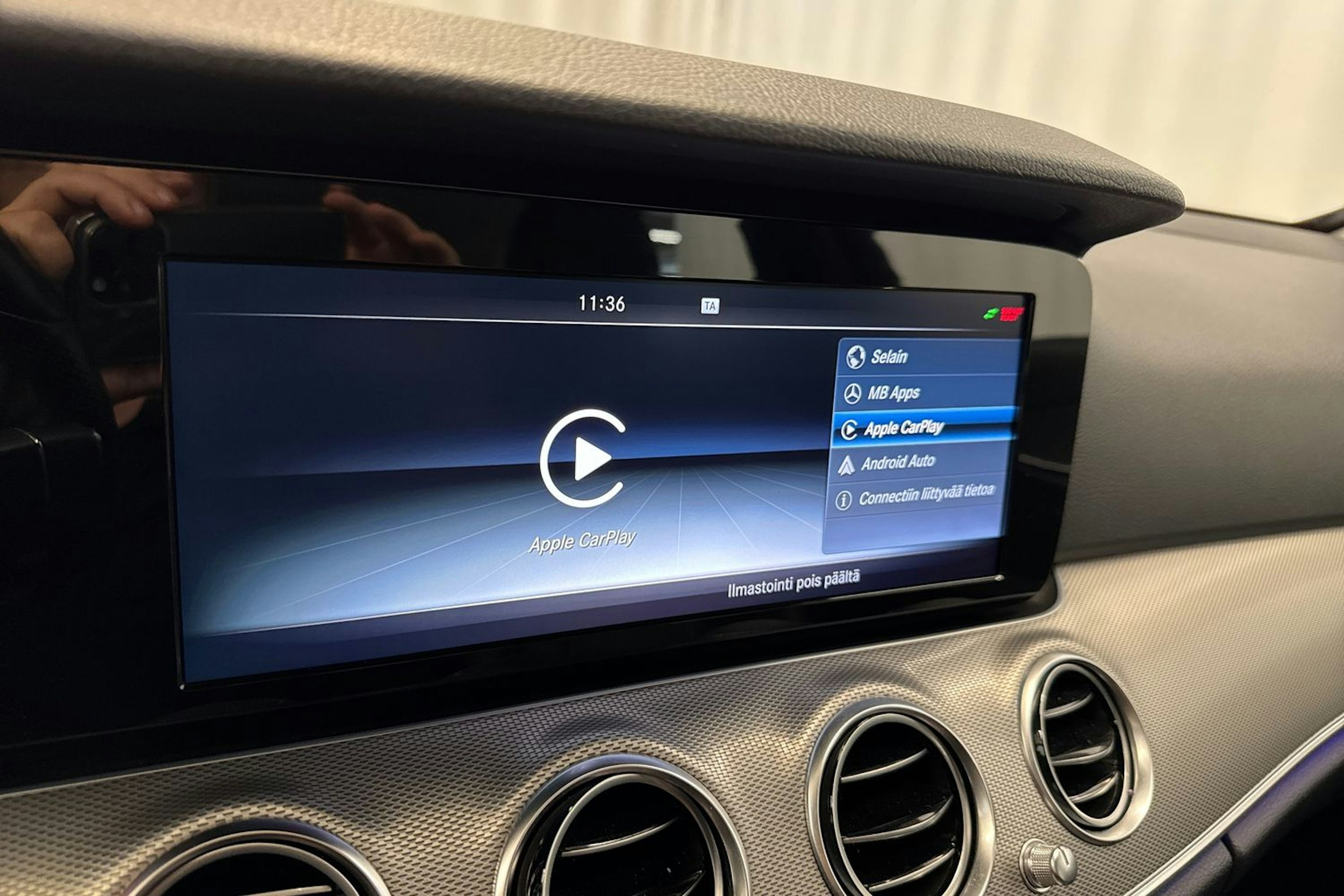 musta Mercedes-Benz E 2016 kuva 20.