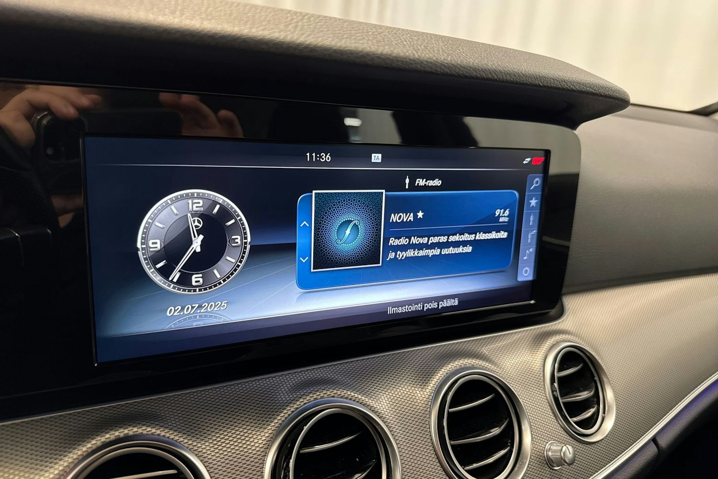 musta Mercedes-Benz E 2016 kuva 21.