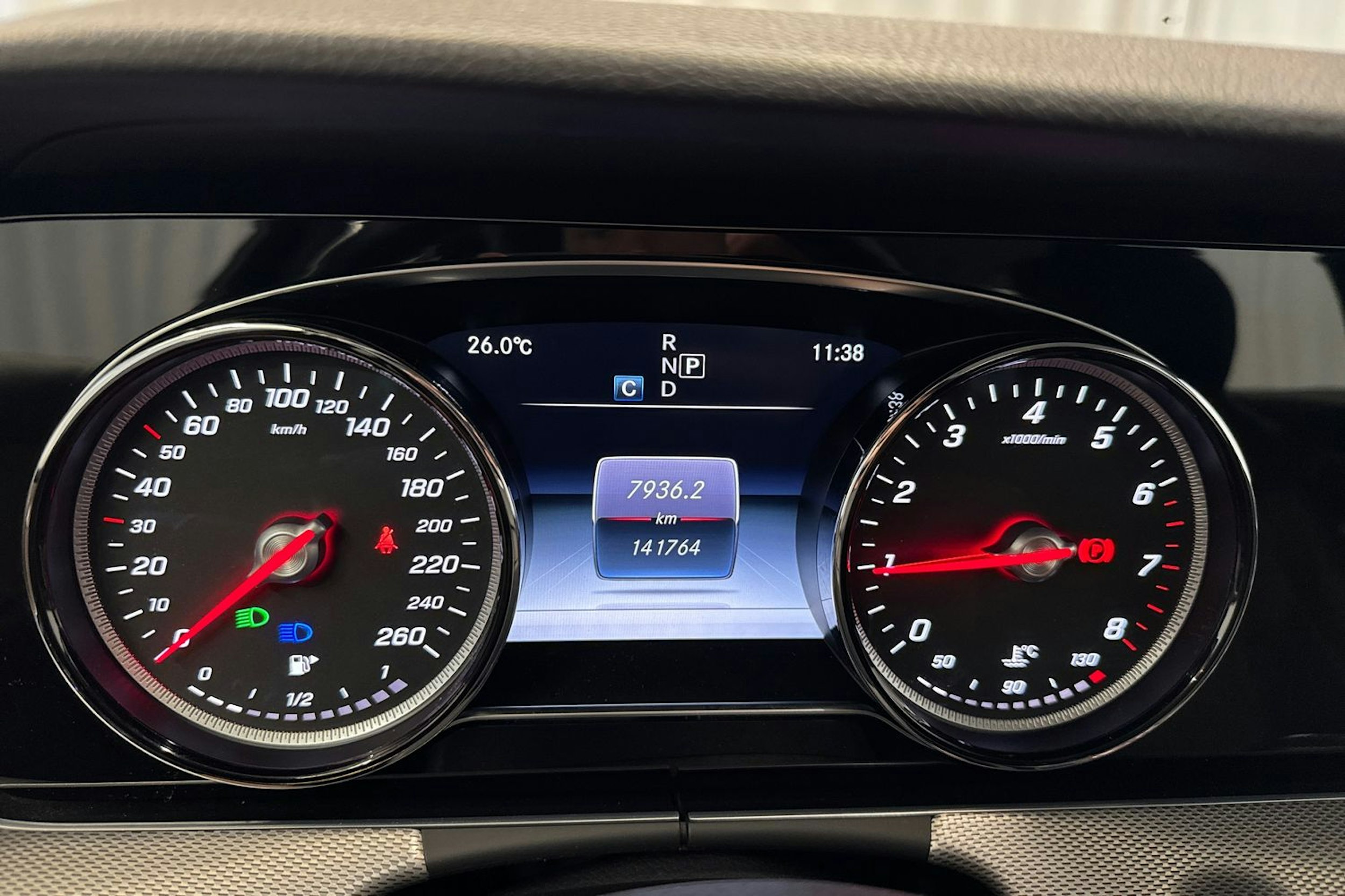 musta Mercedes-Benz E 2016 kuva 24.