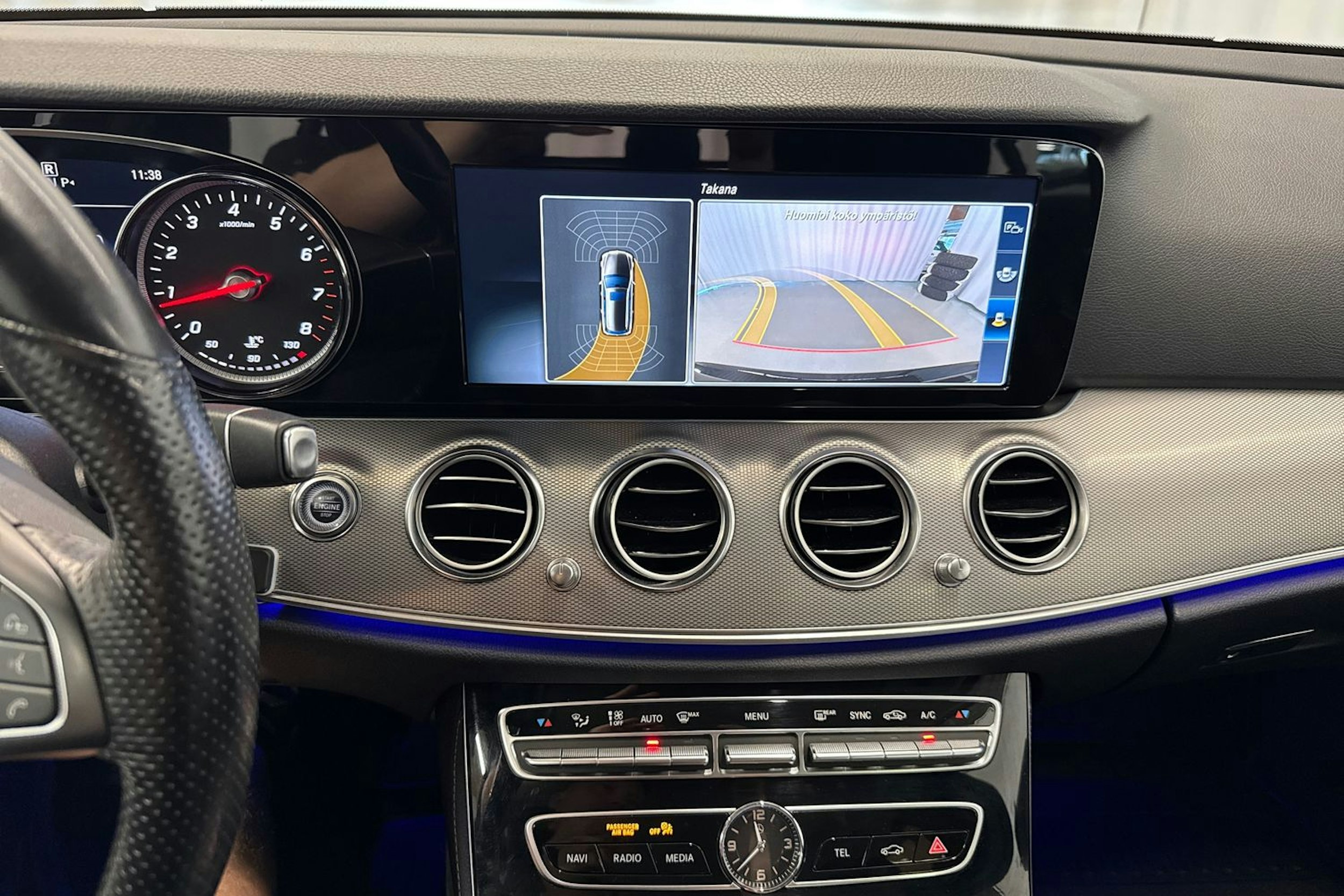musta Mercedes-Benz E 2016 kuva 25.