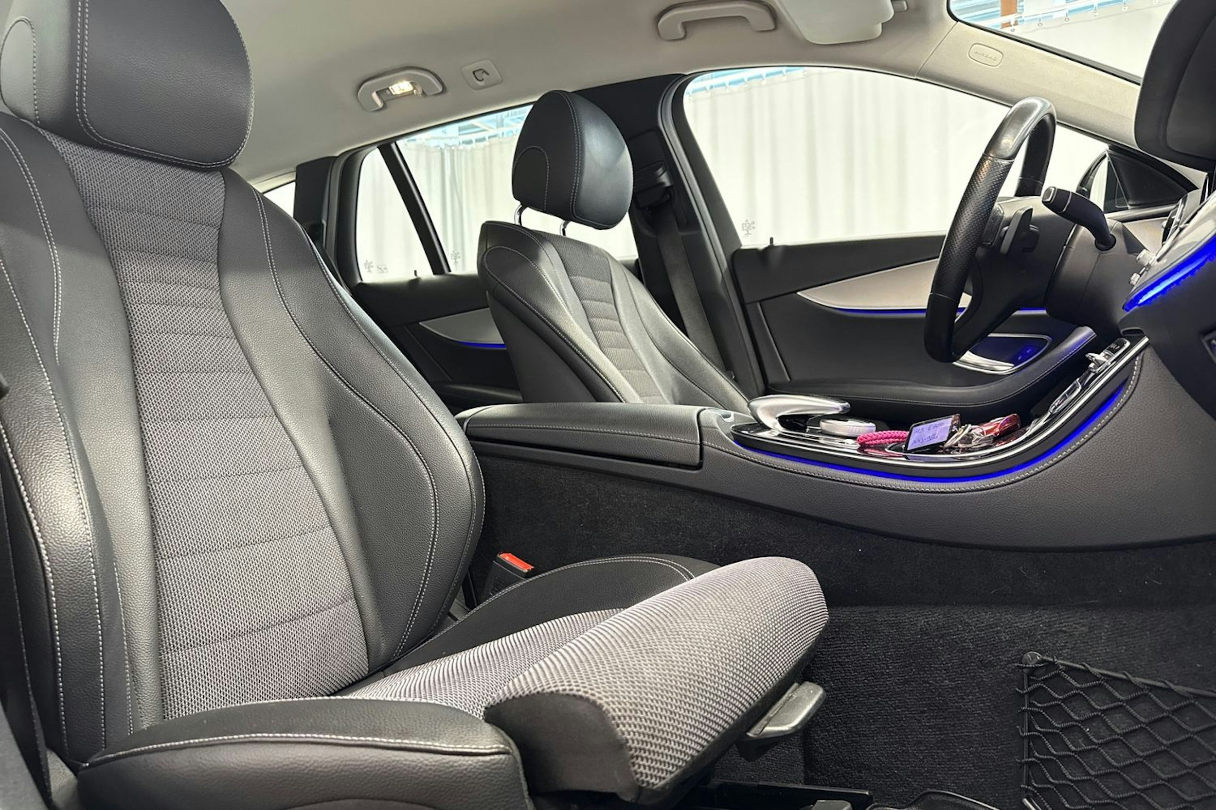 musta Mercedes-Benz E 2016 kuva 26.