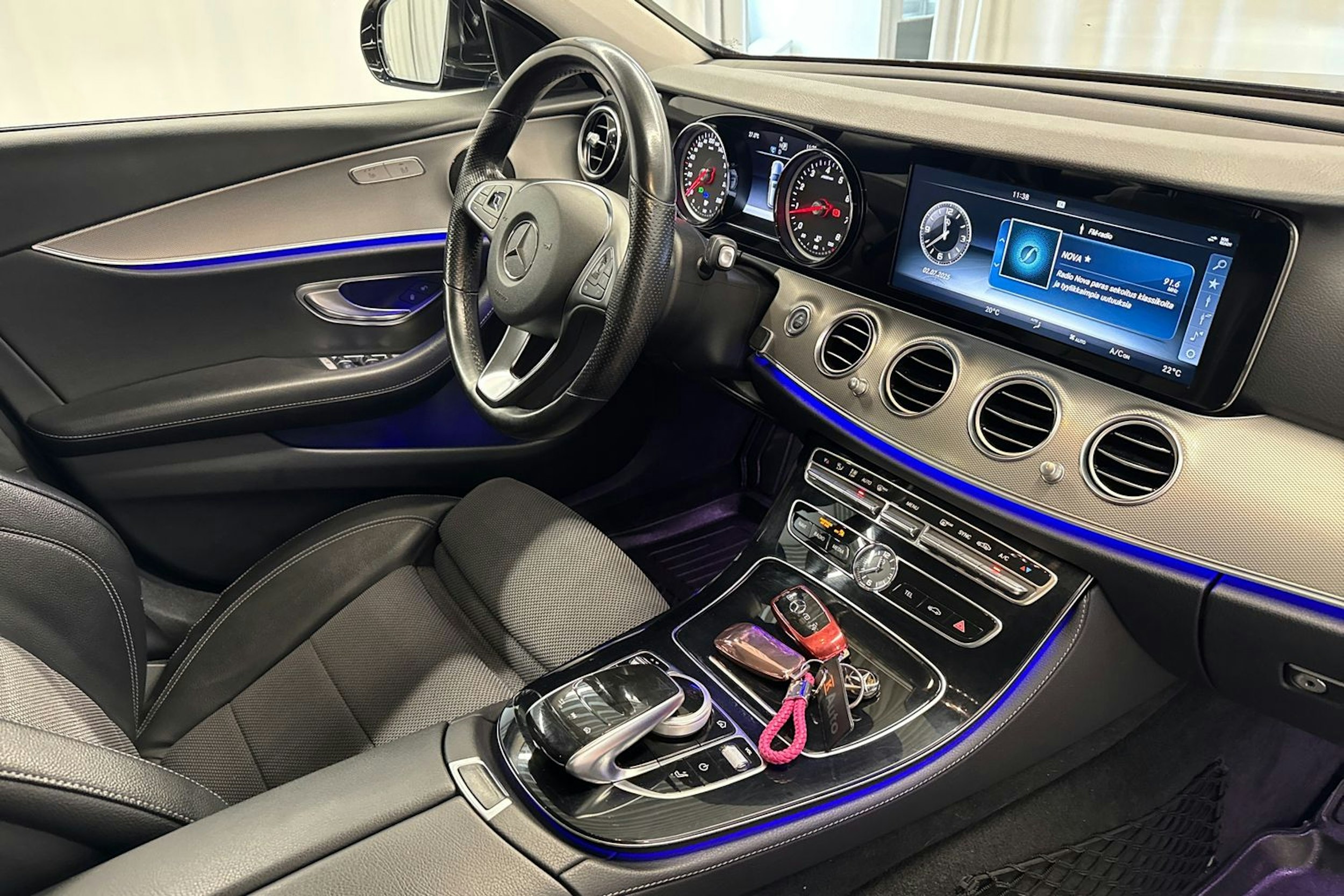 musta Mercedes-Benz E 2016 kuva 28.