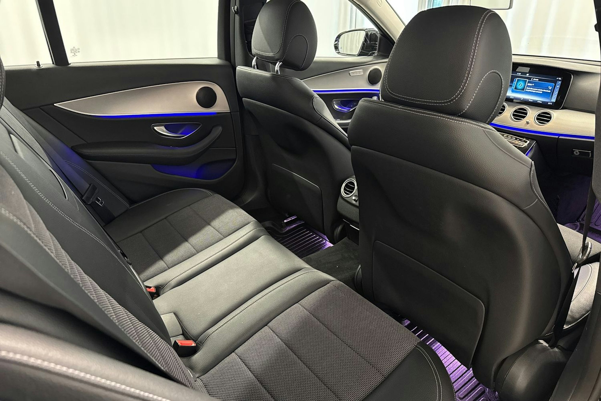musta Mercedes-Benz E 2016 kuva 29.