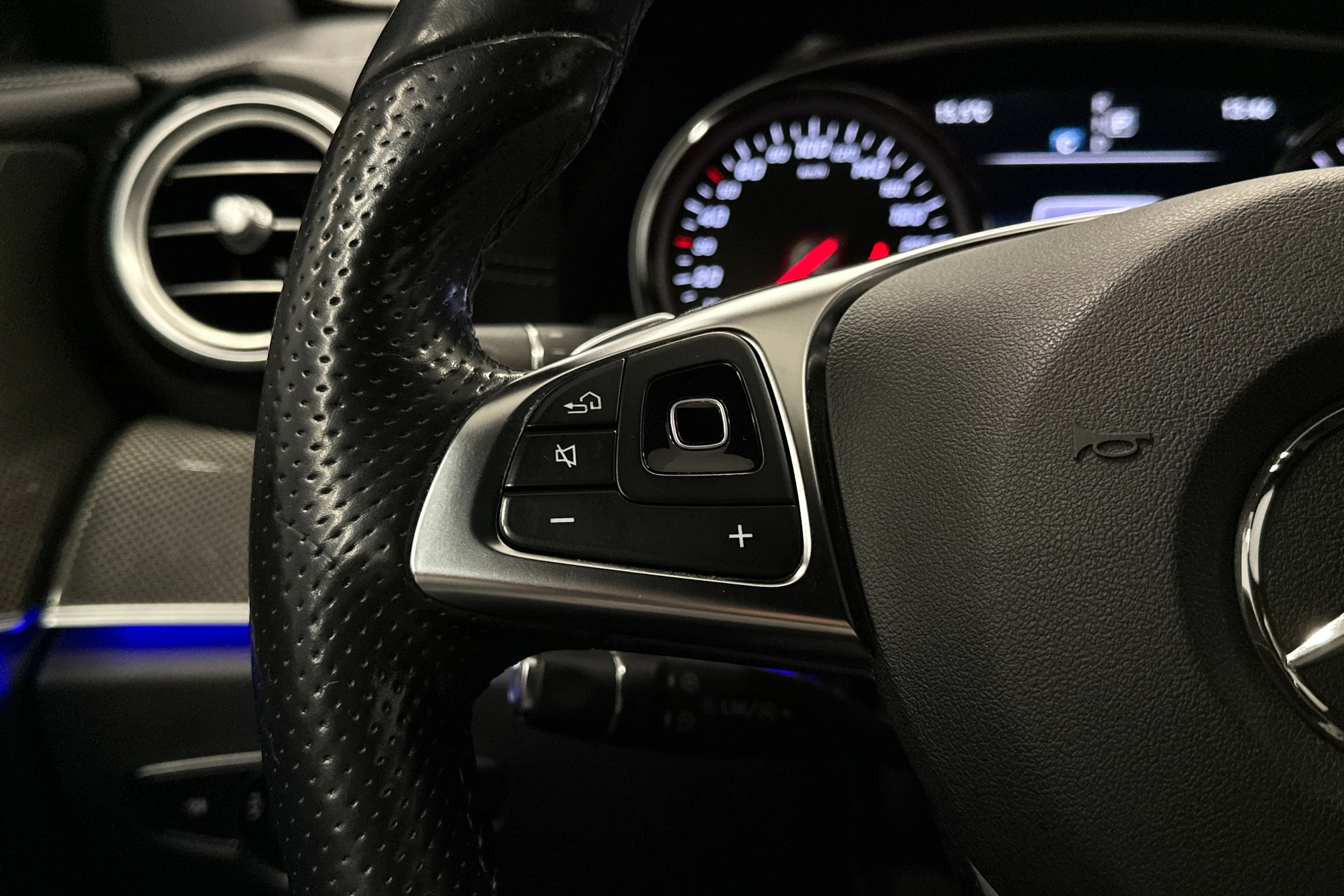 musta Mercedes-Benz E 2017 kuva 11.