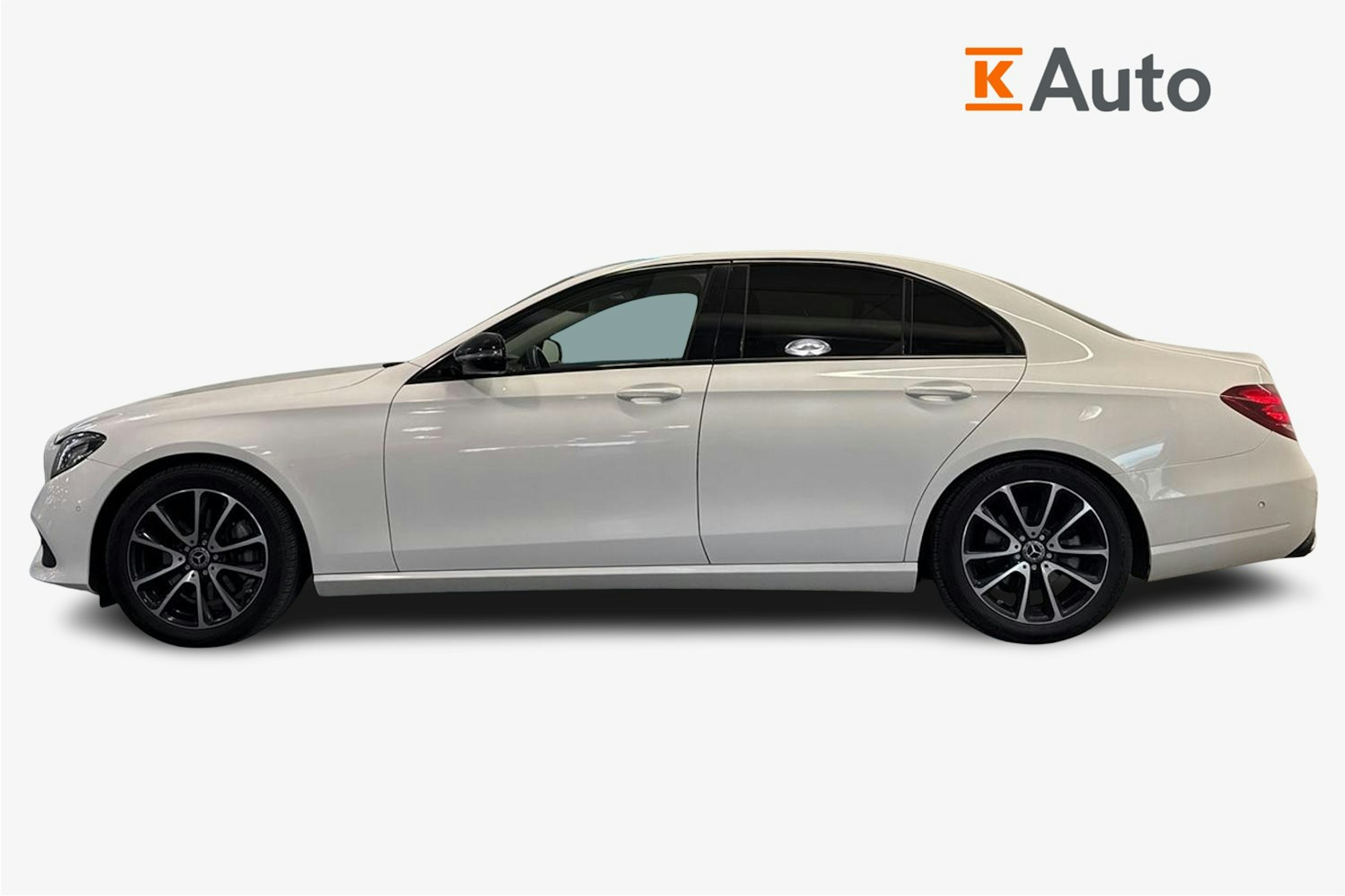 valkoinen Mercedes-Benz E 2017 kuva 6.