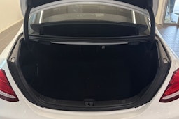 valkoinen Mercedes-Benz E 2017 kuva 29.