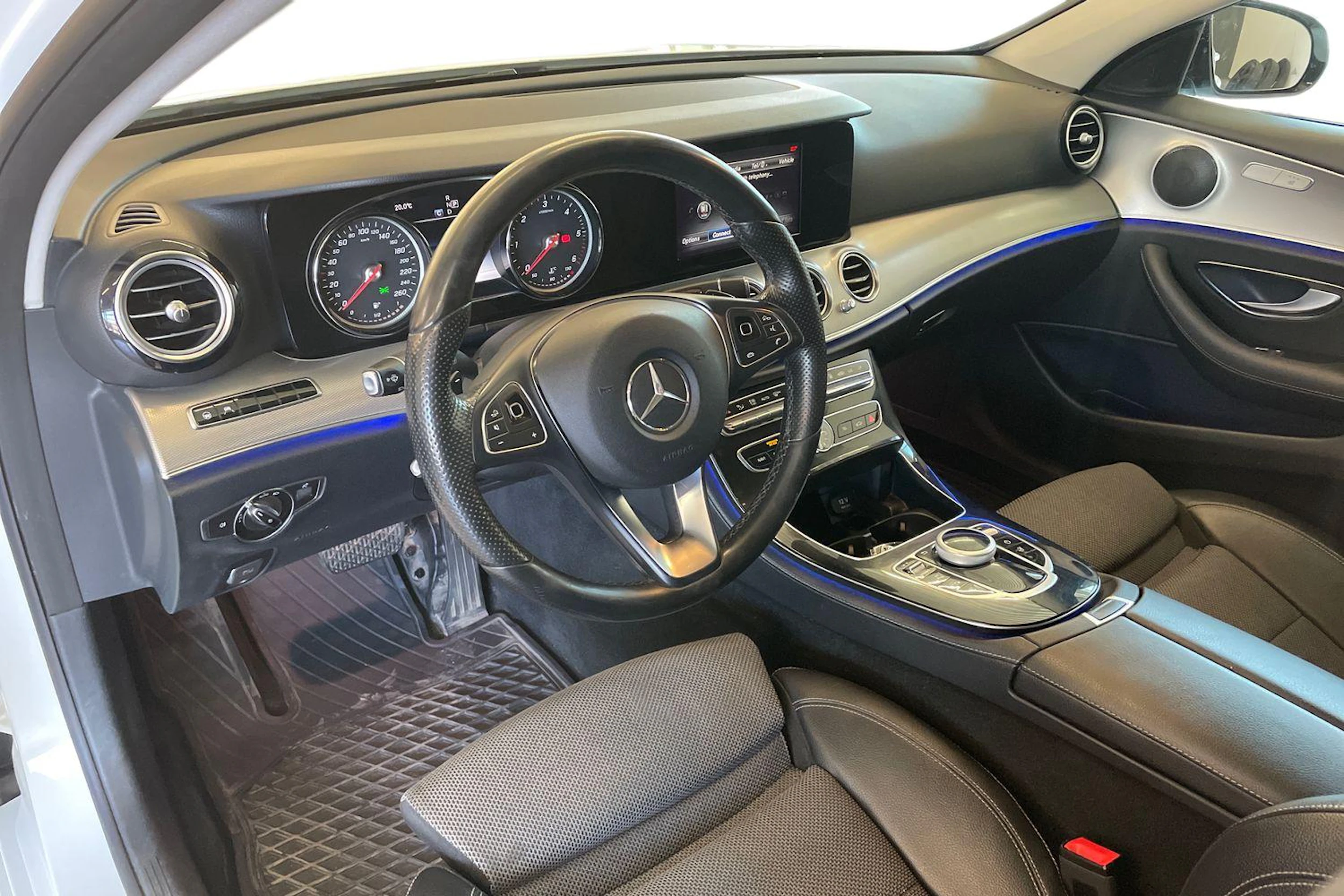 Valkoinen Mercedes-Benz E 2017 kuva 8.