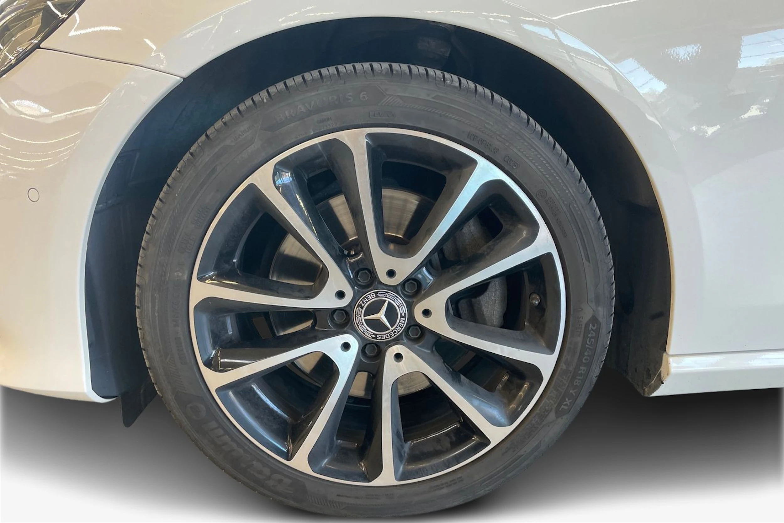 Valkoinen Mercedes-Benz E 2017 kuva 12.